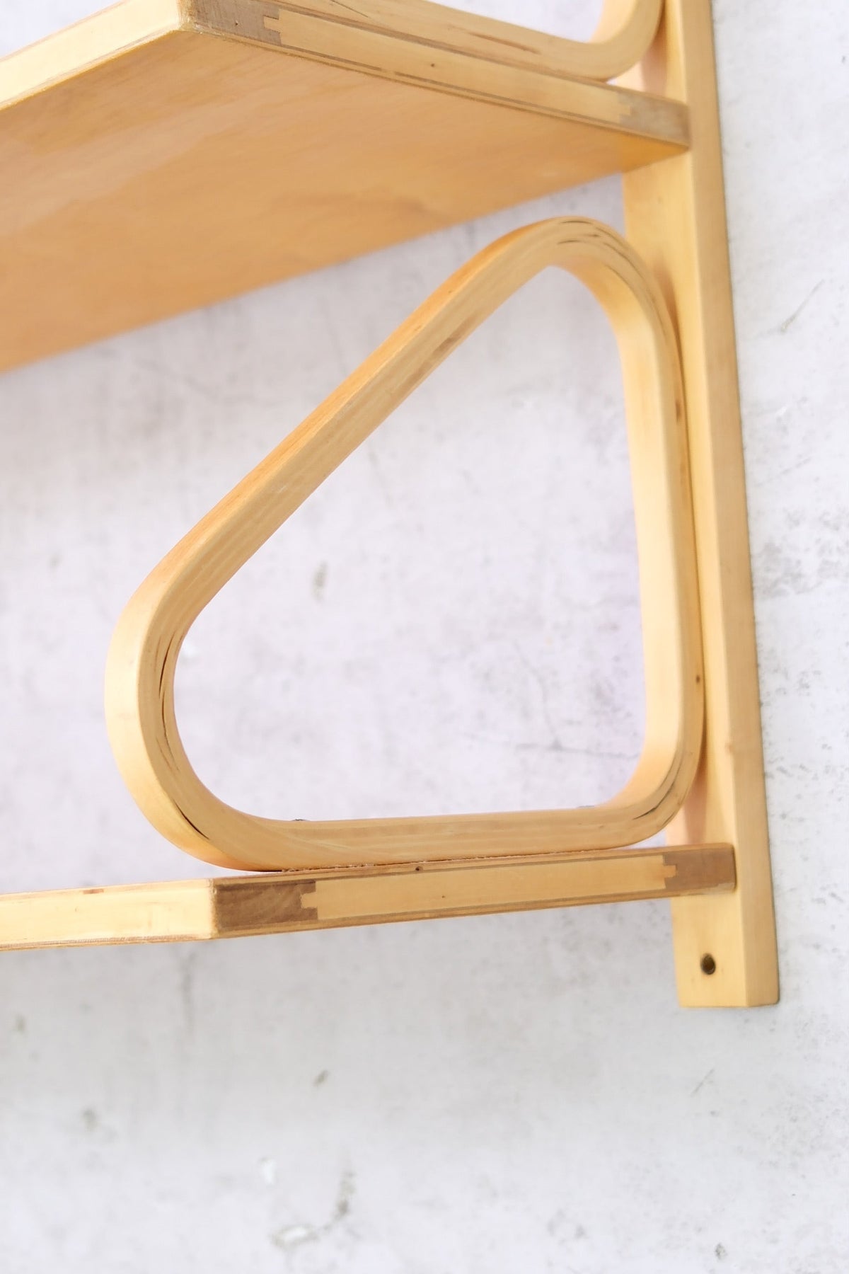 Alvar Aalto 112B -kaksiosainen seinähylly