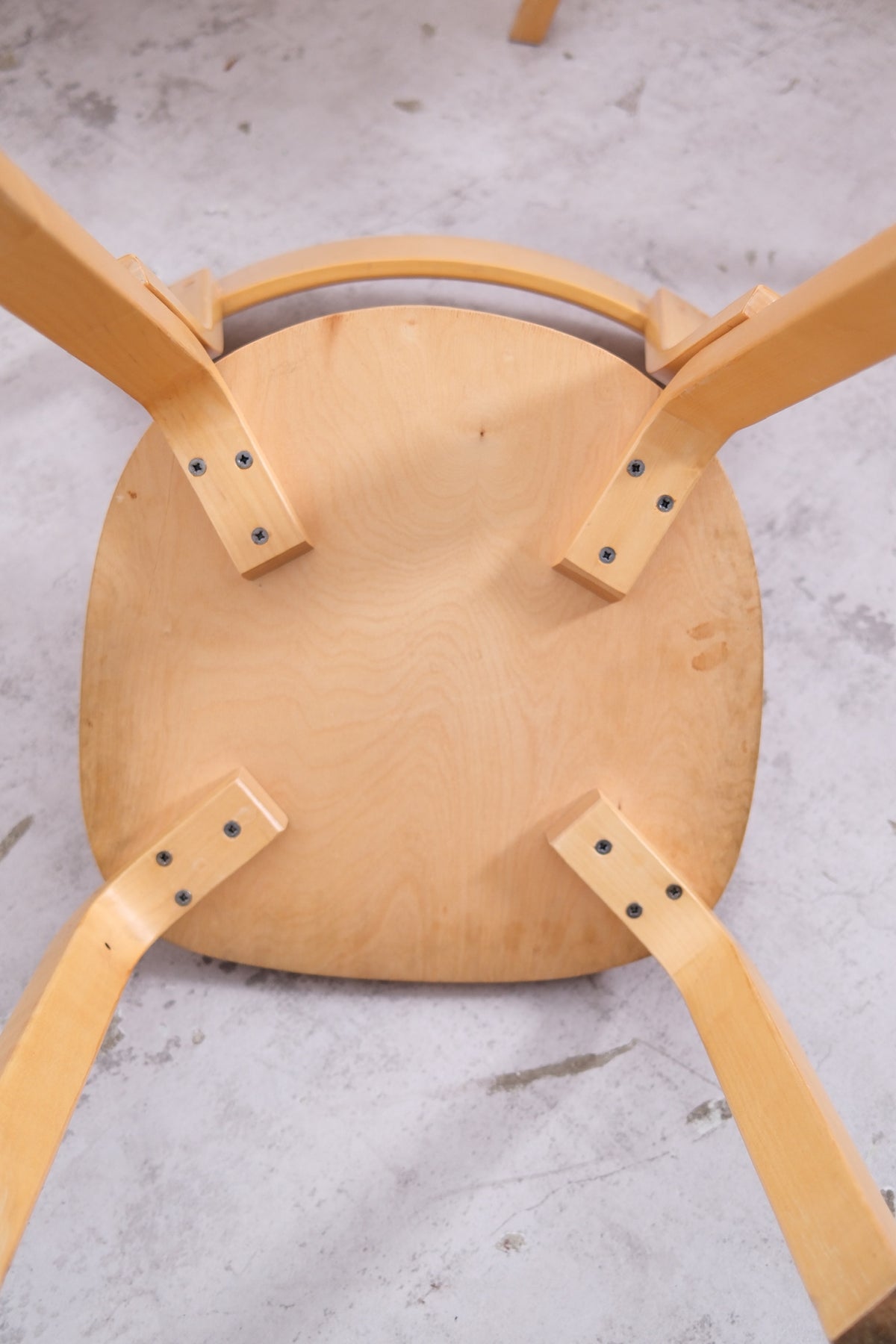 Alvar Aalto 69 -tuoli, valmistaja Artek, 4 saatavilla