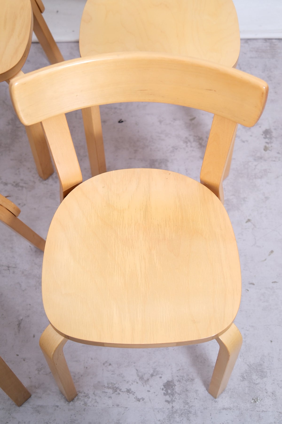 Alvar Aalto 69 -tuoli, valmistaja Artek, 4 saatavilla