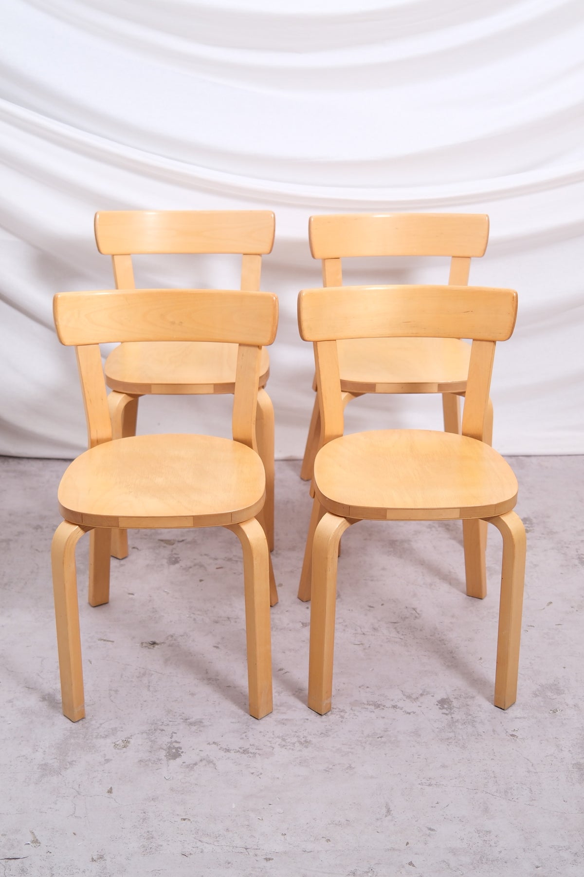 Alvar Aalto 69 -tuoli, valmistaja Artek, 4 saatavilla