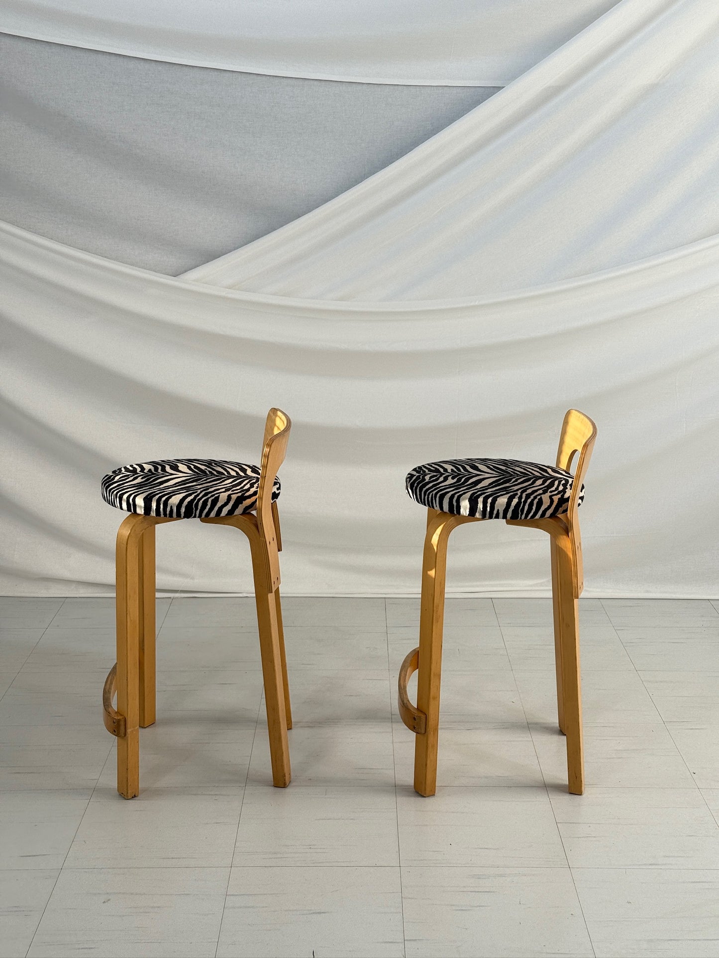 Alvar Aalto K65 -jakkara, valmistaja Artek