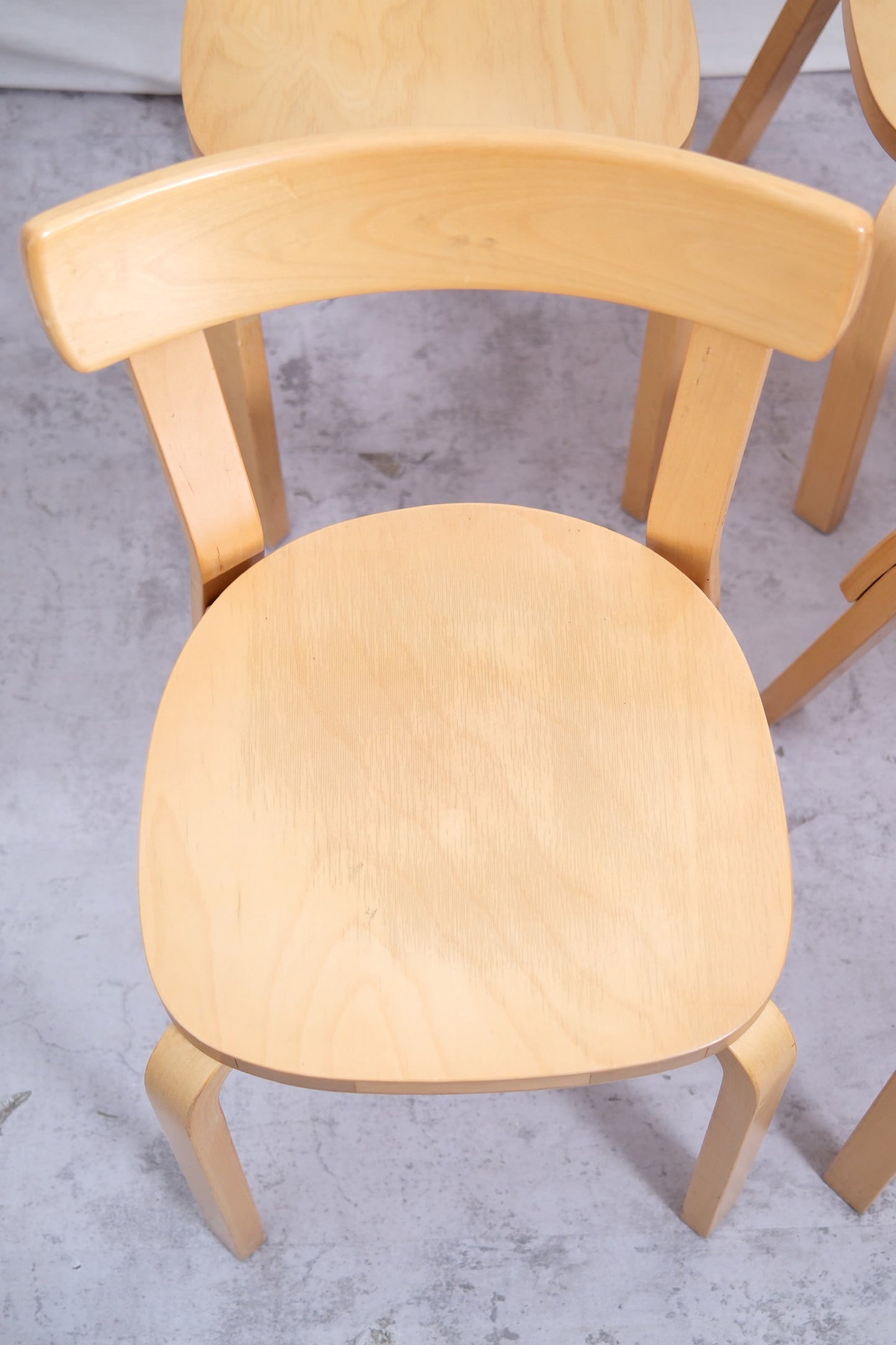 Alvar Aalto 69 -tuoli, valmistaja Artek, 4 saatavilla