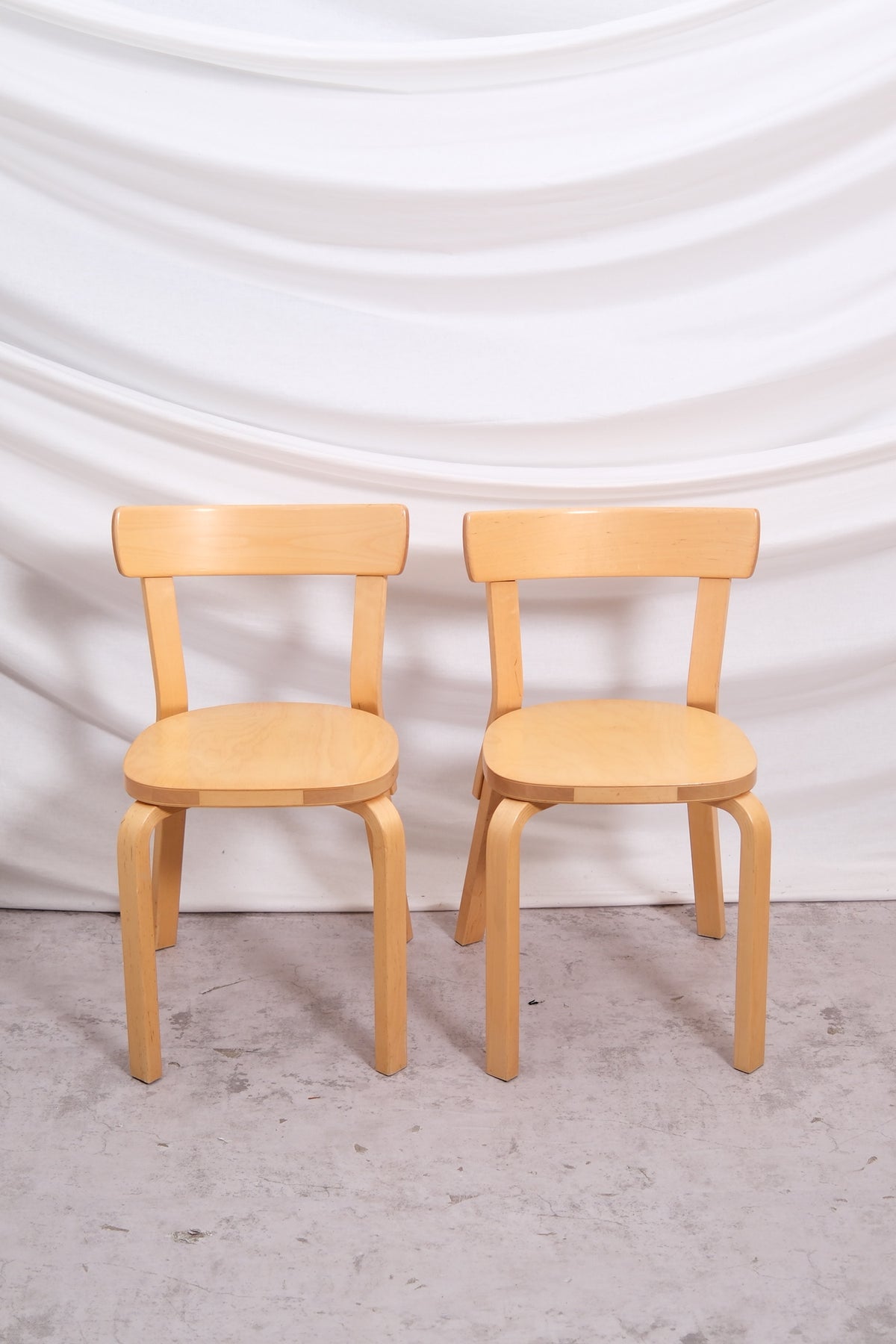 Alvar Aalto 69 -tuoli, valmistaja Artek, 4 saatavilla