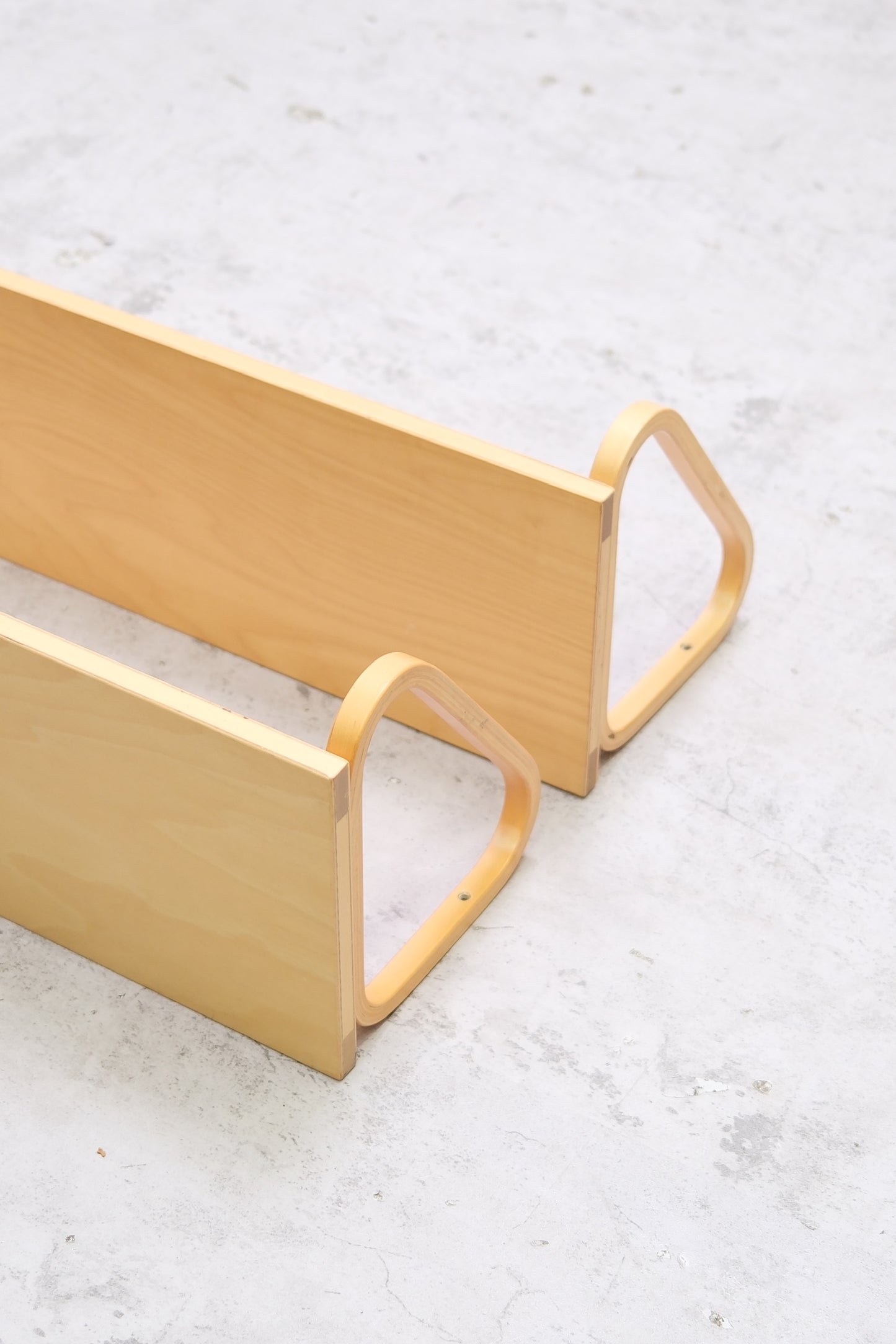 Alvar Aalto 112B -seinähylly, 2 saatavilla