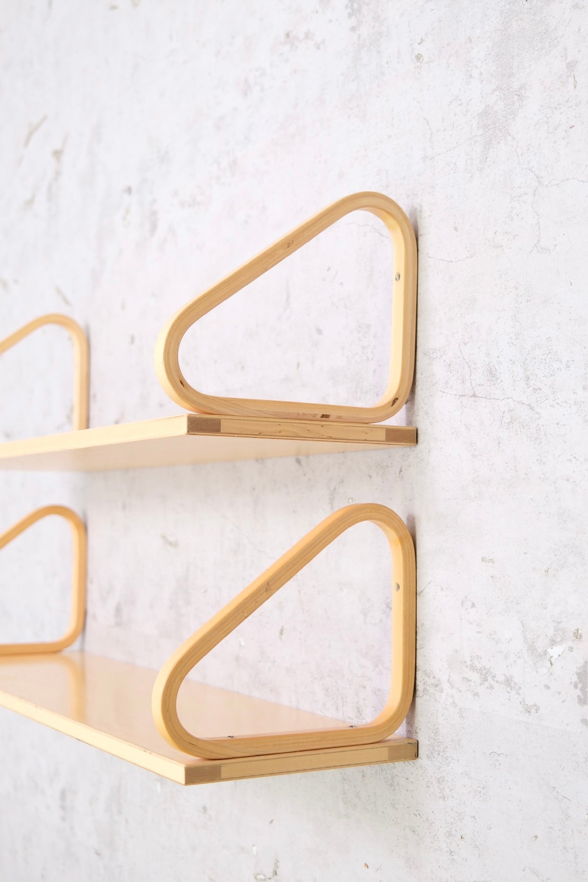 Alvar Aalto 112B -seinähylly, 2 saatavilla