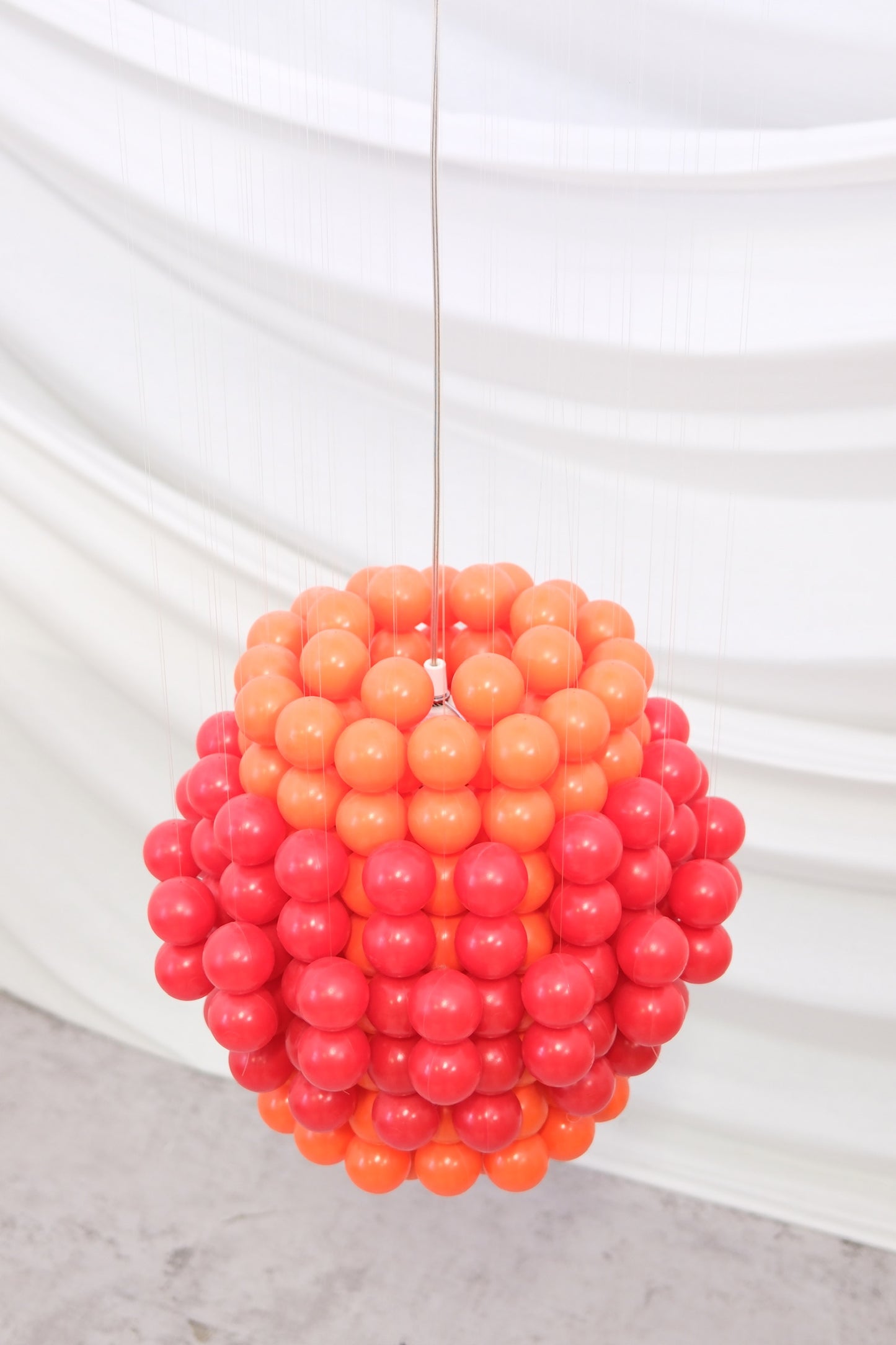 Verner Panton Ball -valaisin, valmistaja Frandsen