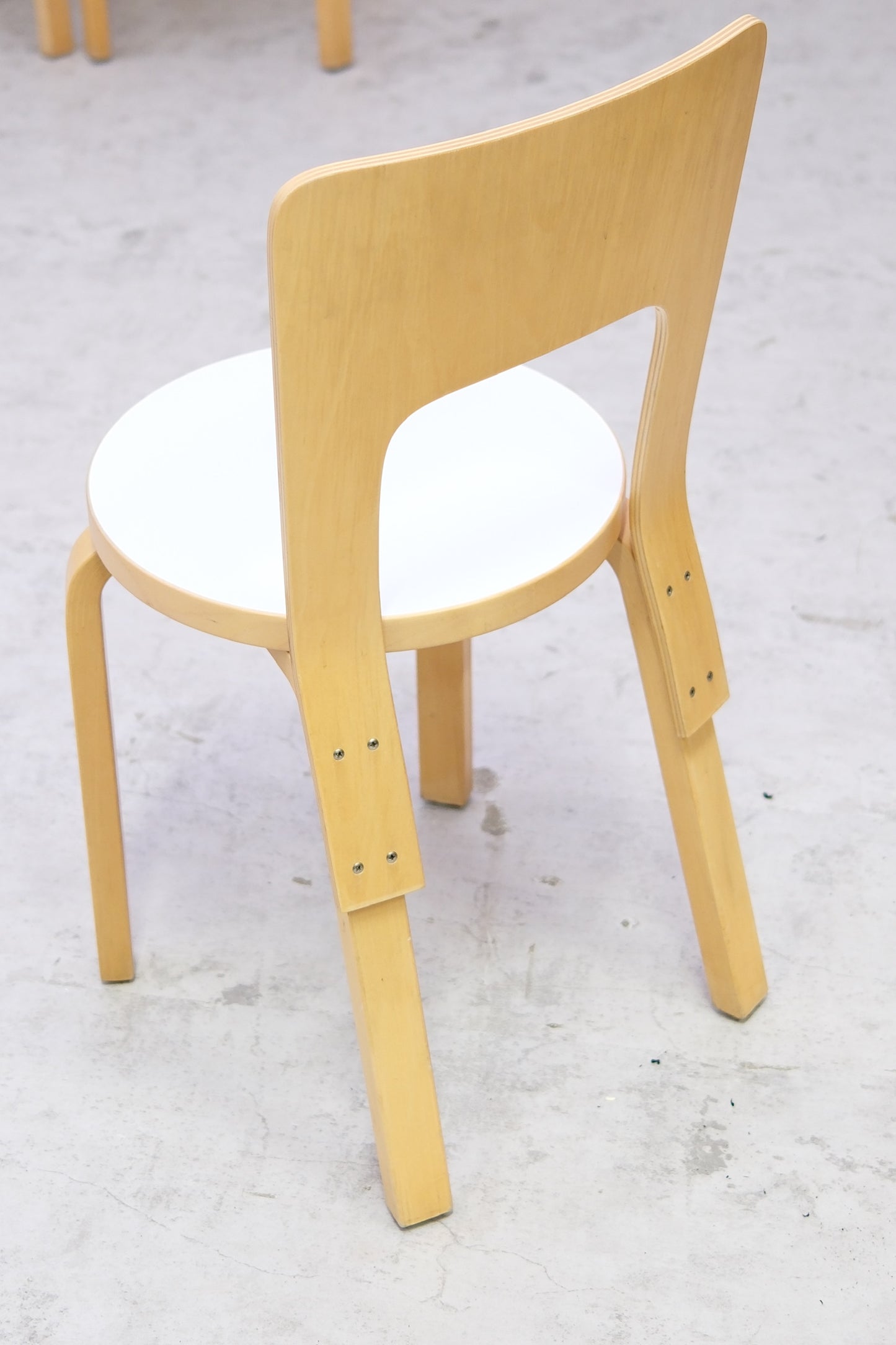 Alvar Aalto 66 -tuolit, valmistaja Artek, valkoinen laminaatti