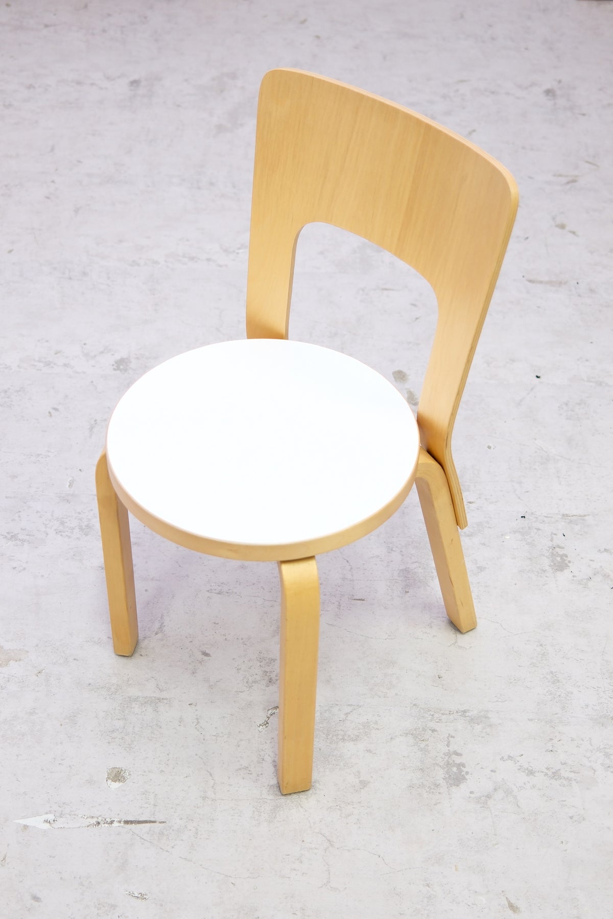 Alvar Aalto 66 -tuolit, valmistaja Artek, valkoinen laminaatti