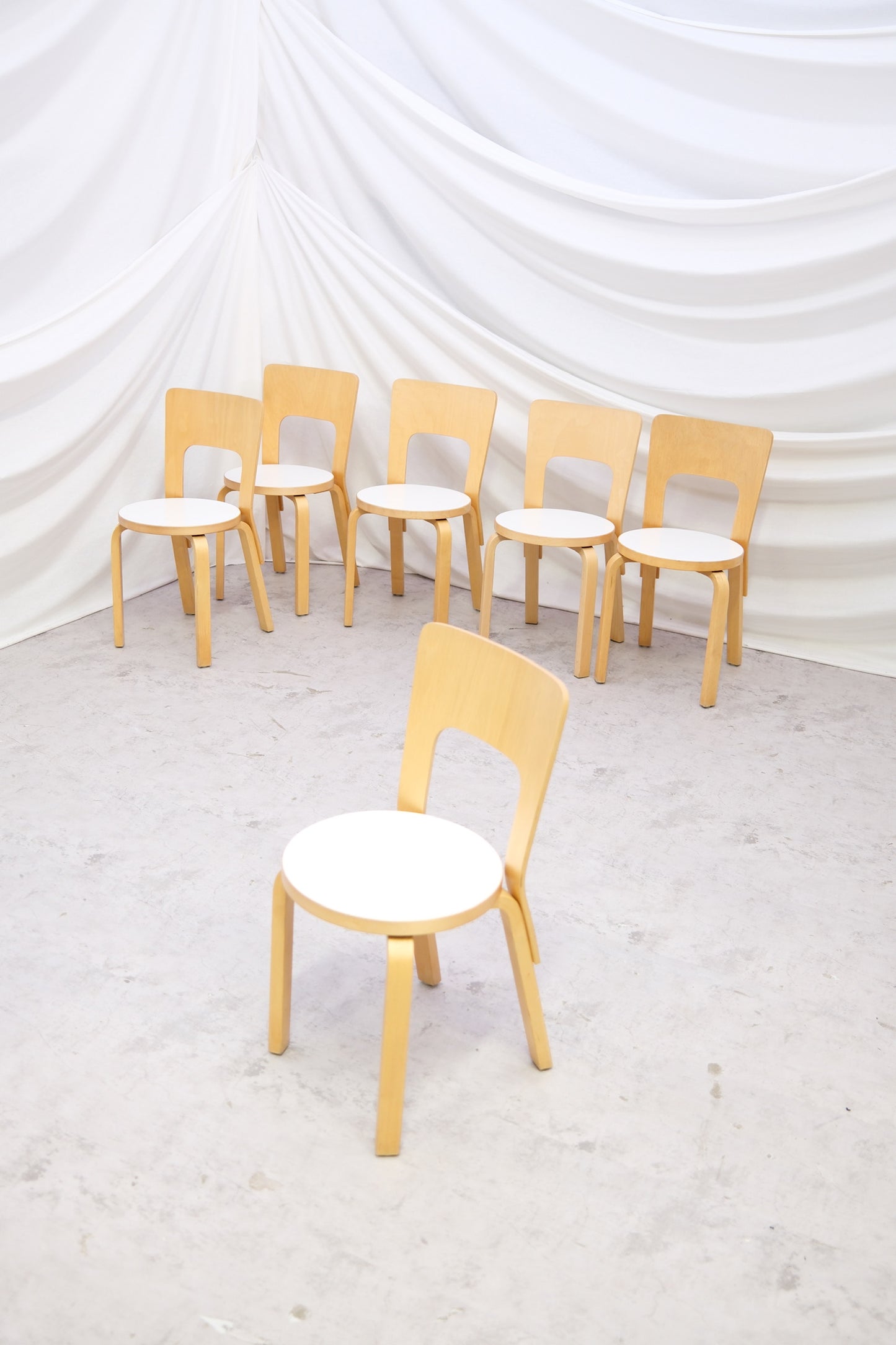 Alvar Aalto 66 -tuolit, valmistaja Artek, valkoinen laminaatti