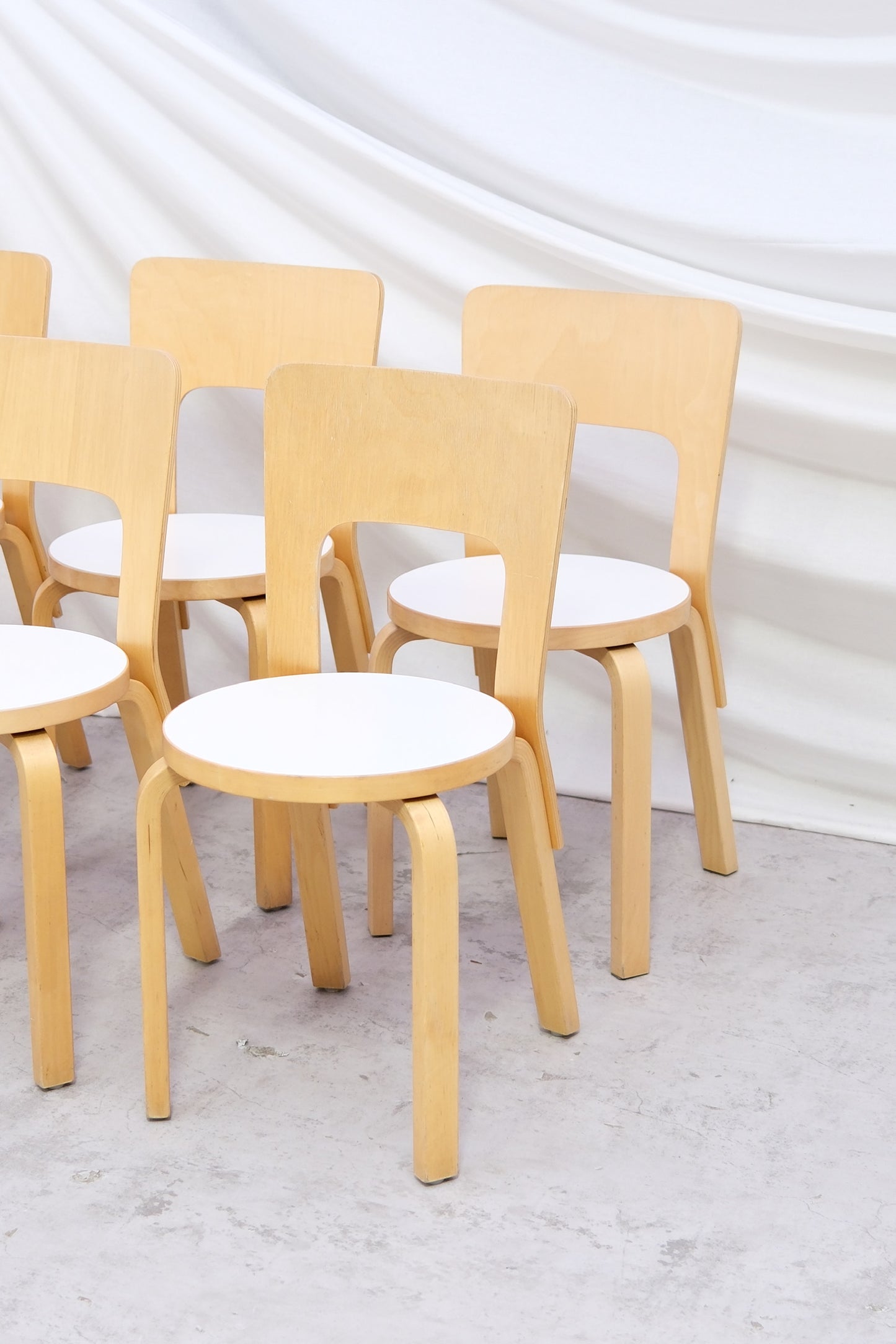 Alvar Aalto 66 -tuolit, valmistaja Artek, valkoinen laminaatti