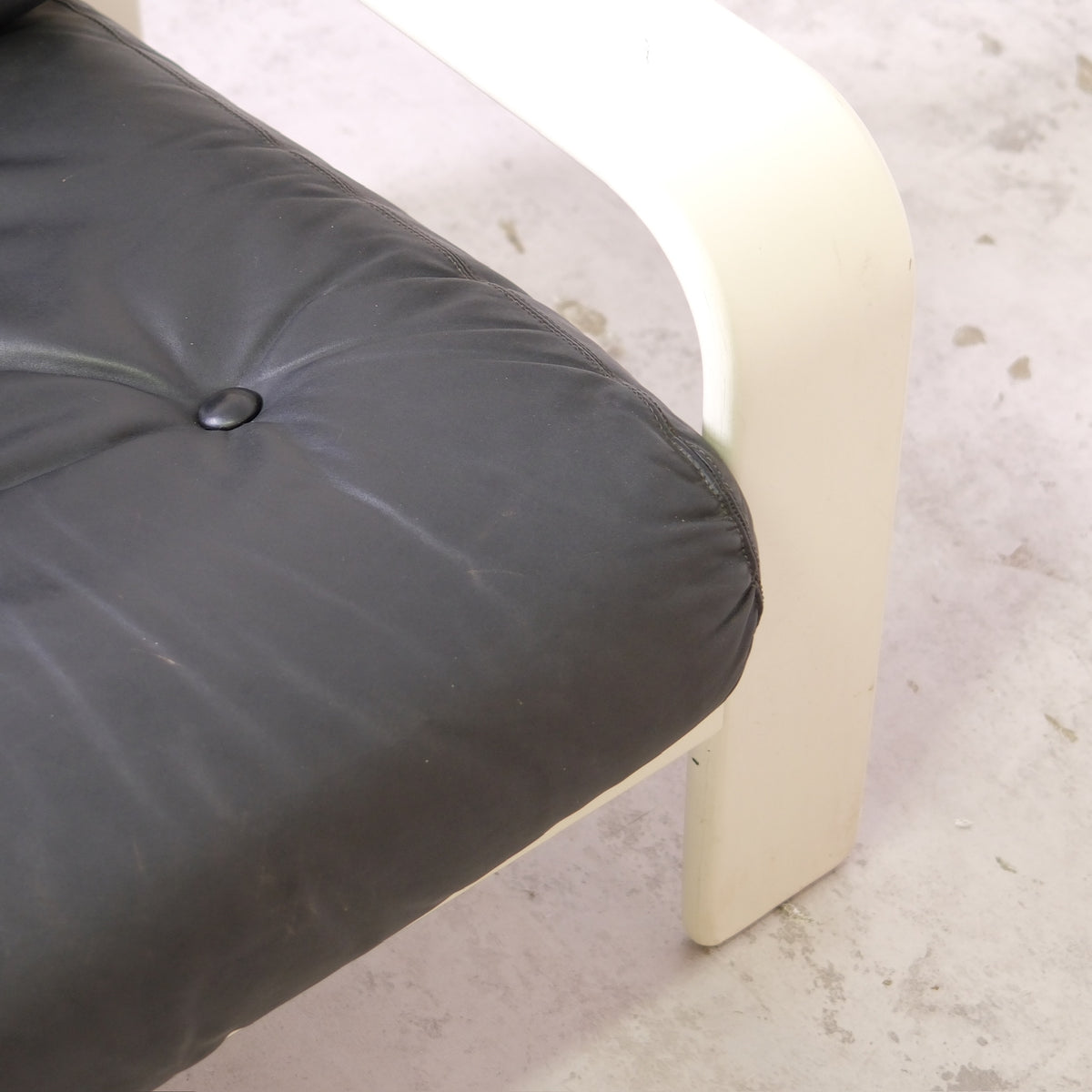 Harvinainen Eero Aarnio Flamingo -nojatuoli, musta nahka, valmistaja Asko