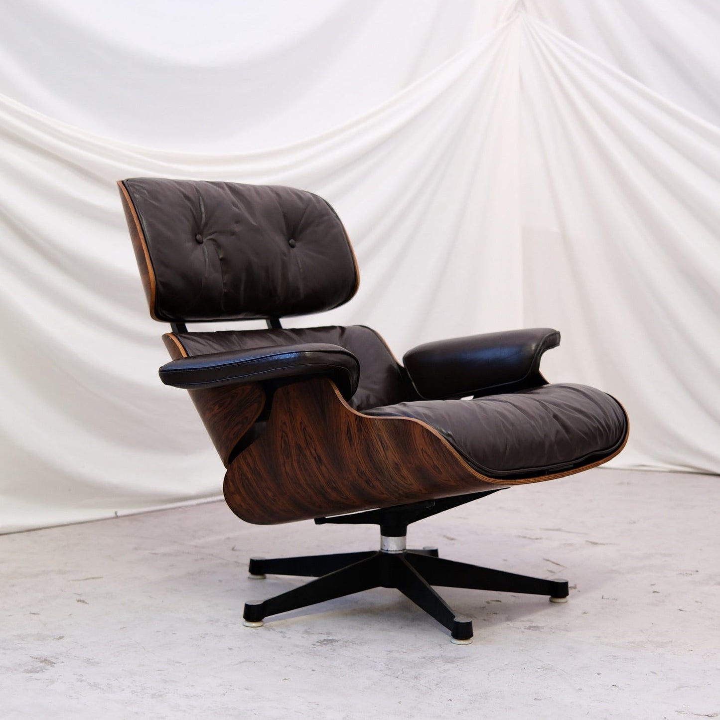 Pair of vintage Eames Lounge Chairs in rosewood and dark brown leather