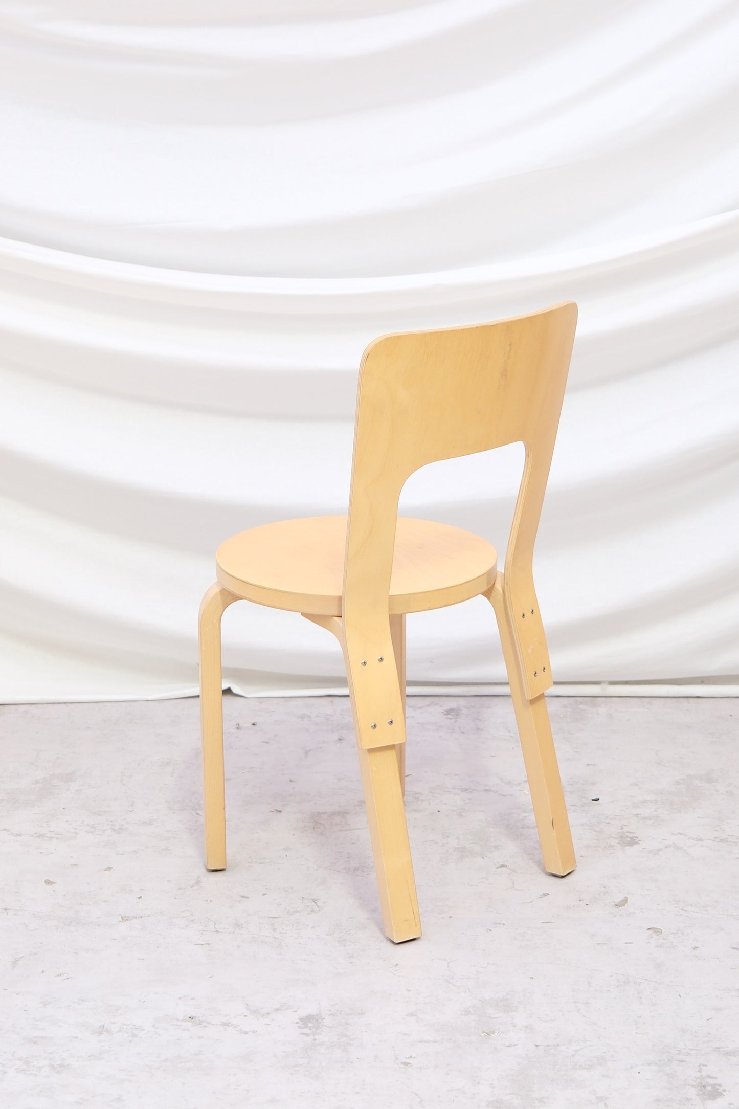 Alvar Aalto 66 -tuoli, valmistaja Artek