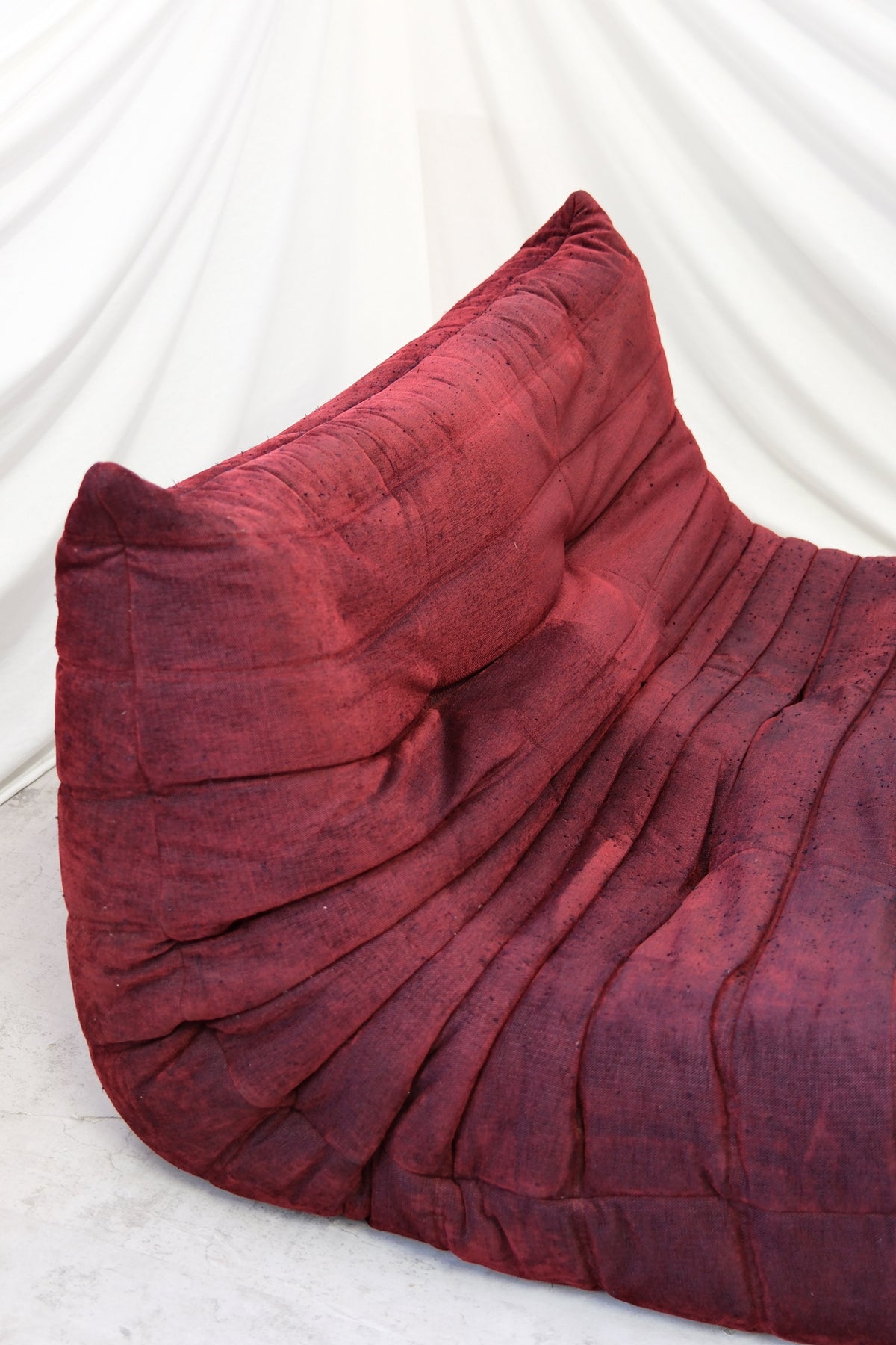 Ligne Roset Togo -kokonaisuus, viininpunainen
