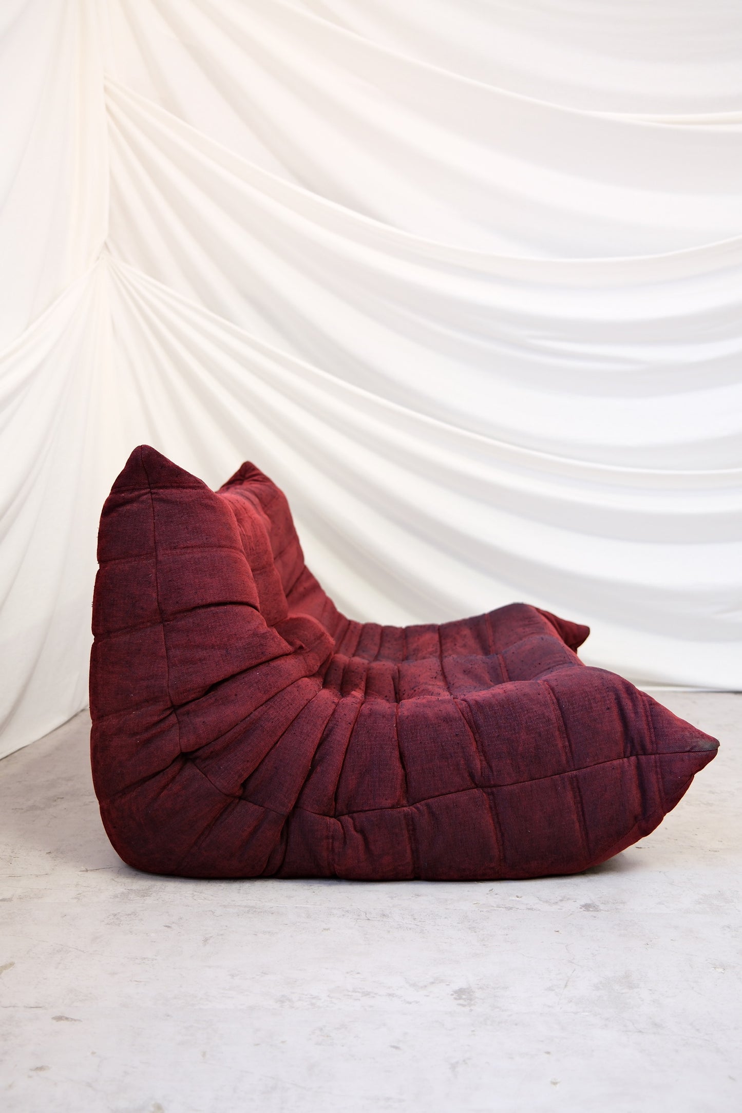 Ligne Roset Togo -kokonaisuus, viininpunainen