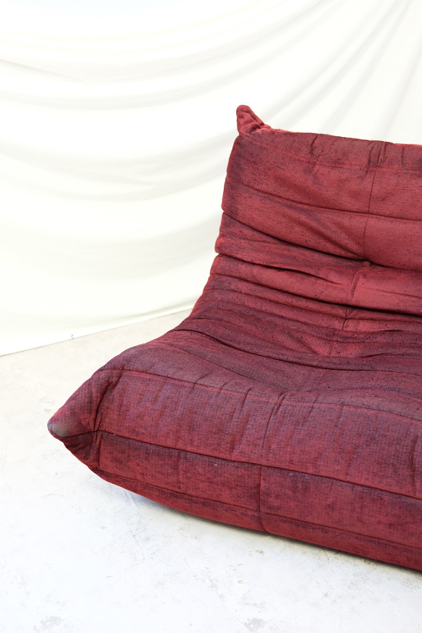 Ligne Roset Togo -kokonaisuus, viininpunainen