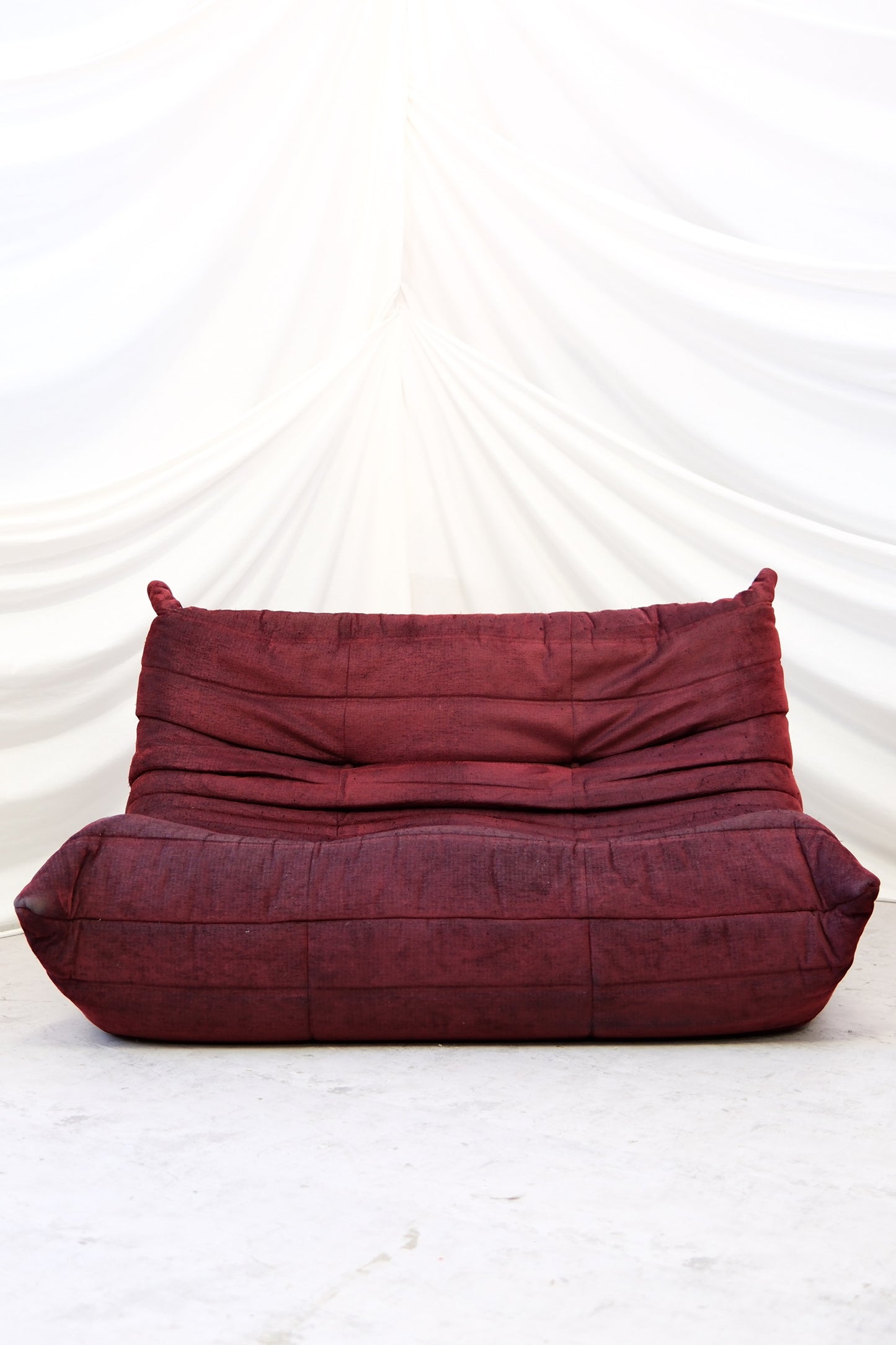 Ligne Roset Togo -kokonaisuus, viininpunainen