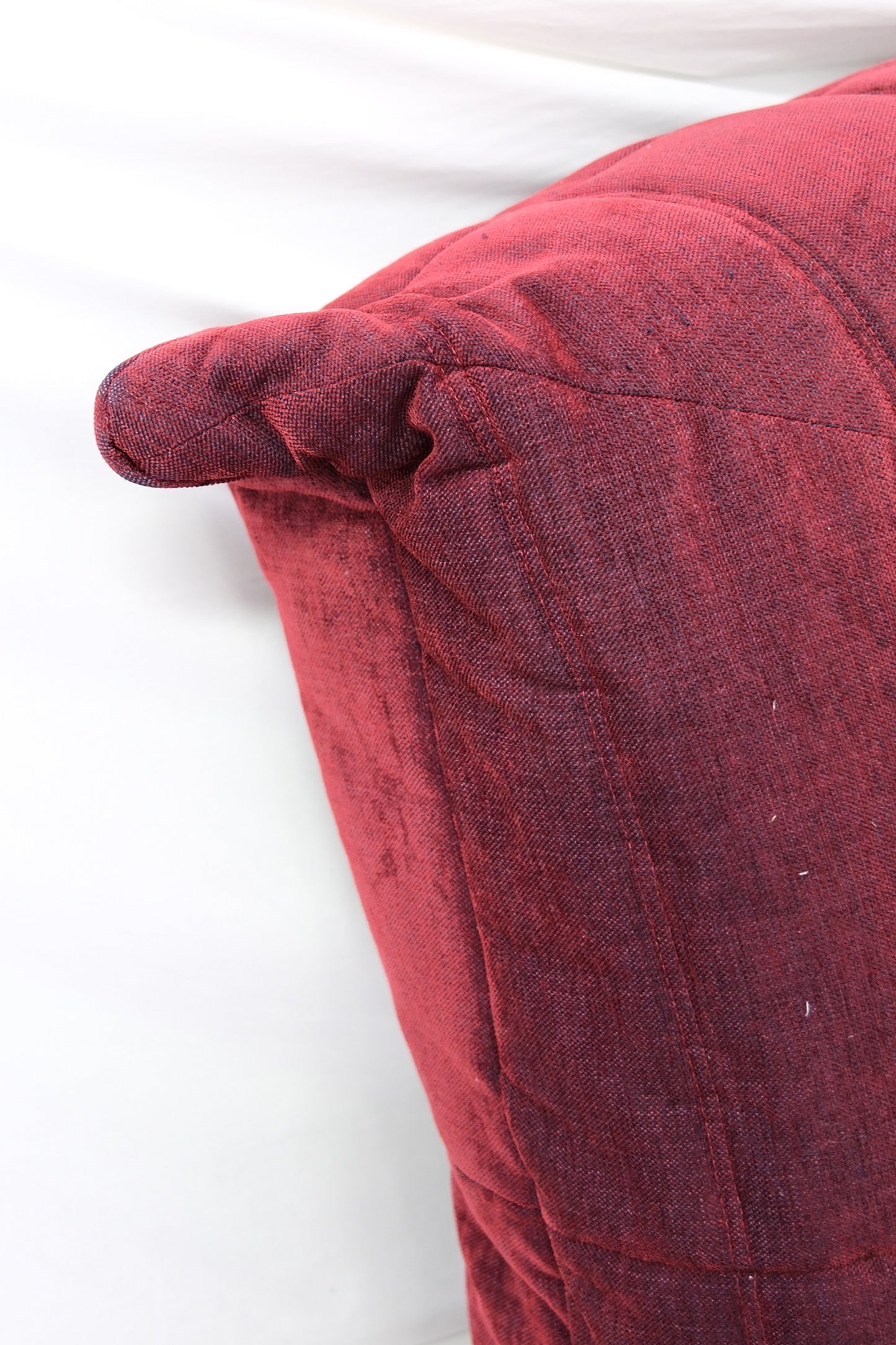 Ligne Roset Togo -kokonaisuus, viininpunainen