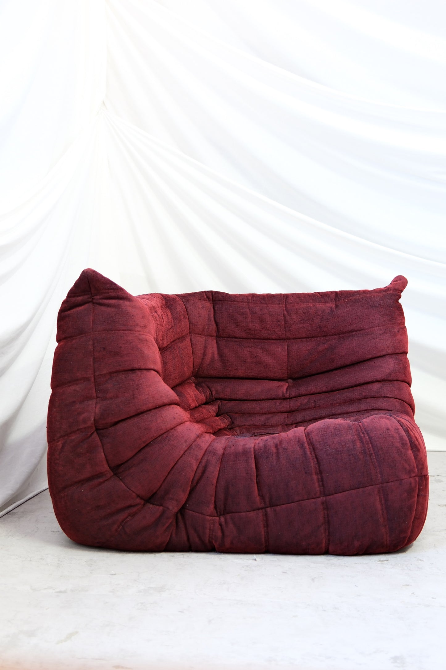 Ligne Roset Togo -kokonaisuus, viininpunainen
