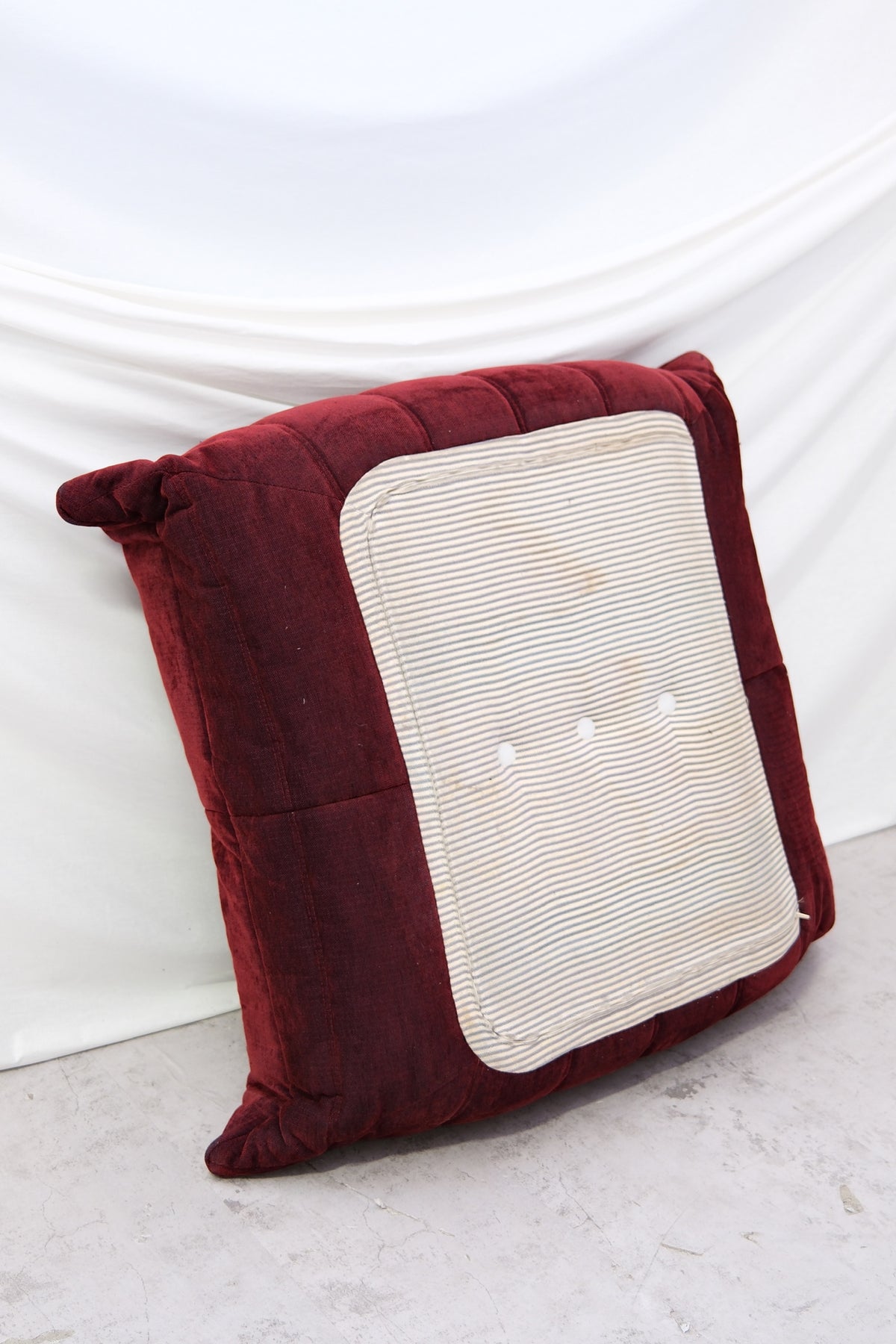 Ligne Roset Togo -kokonaisuus, viininpunainen