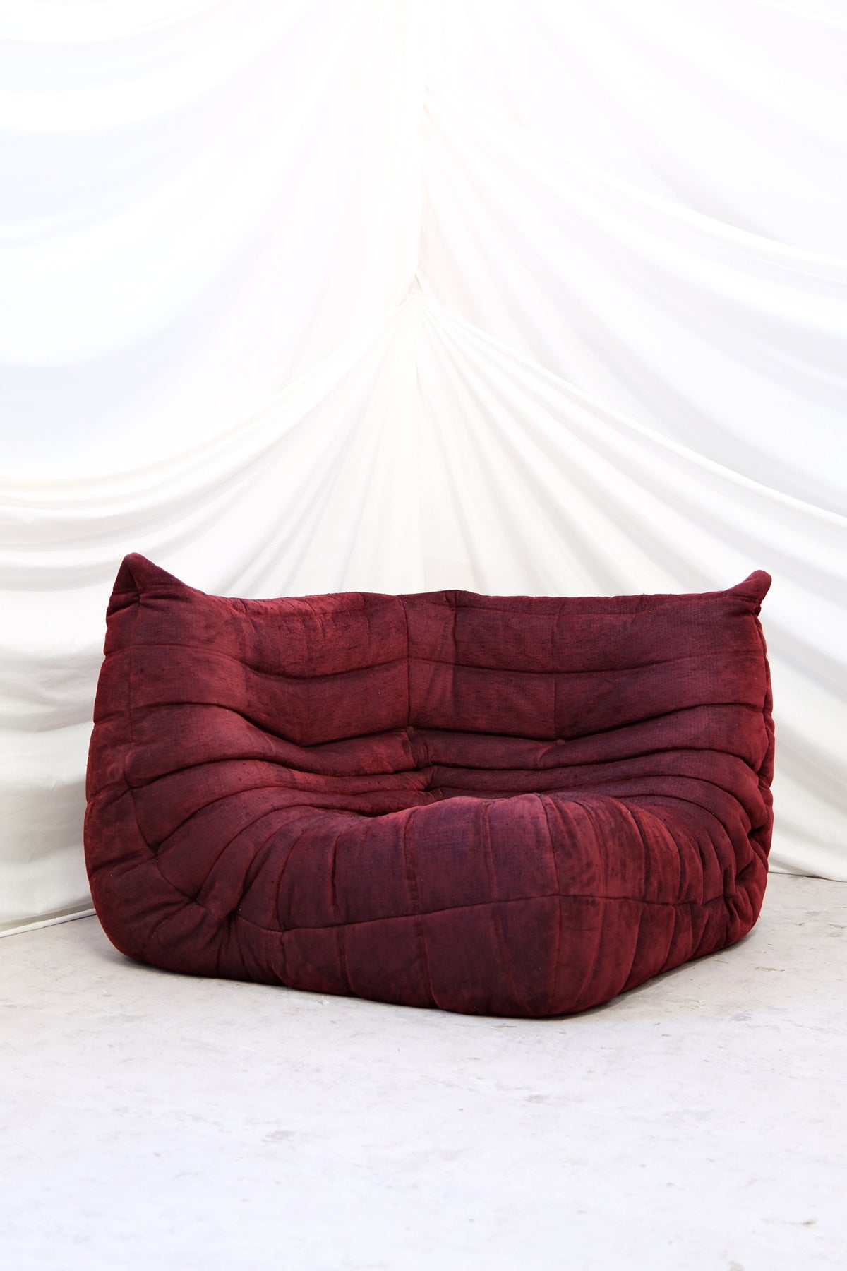 Ligne Roset Togo -kokonaisuus, viininpunainen