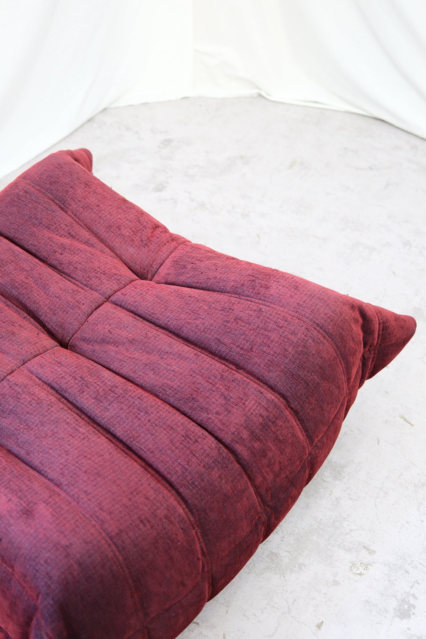 Ligne Roset Togo -kokonaisuus, viininpunainen
