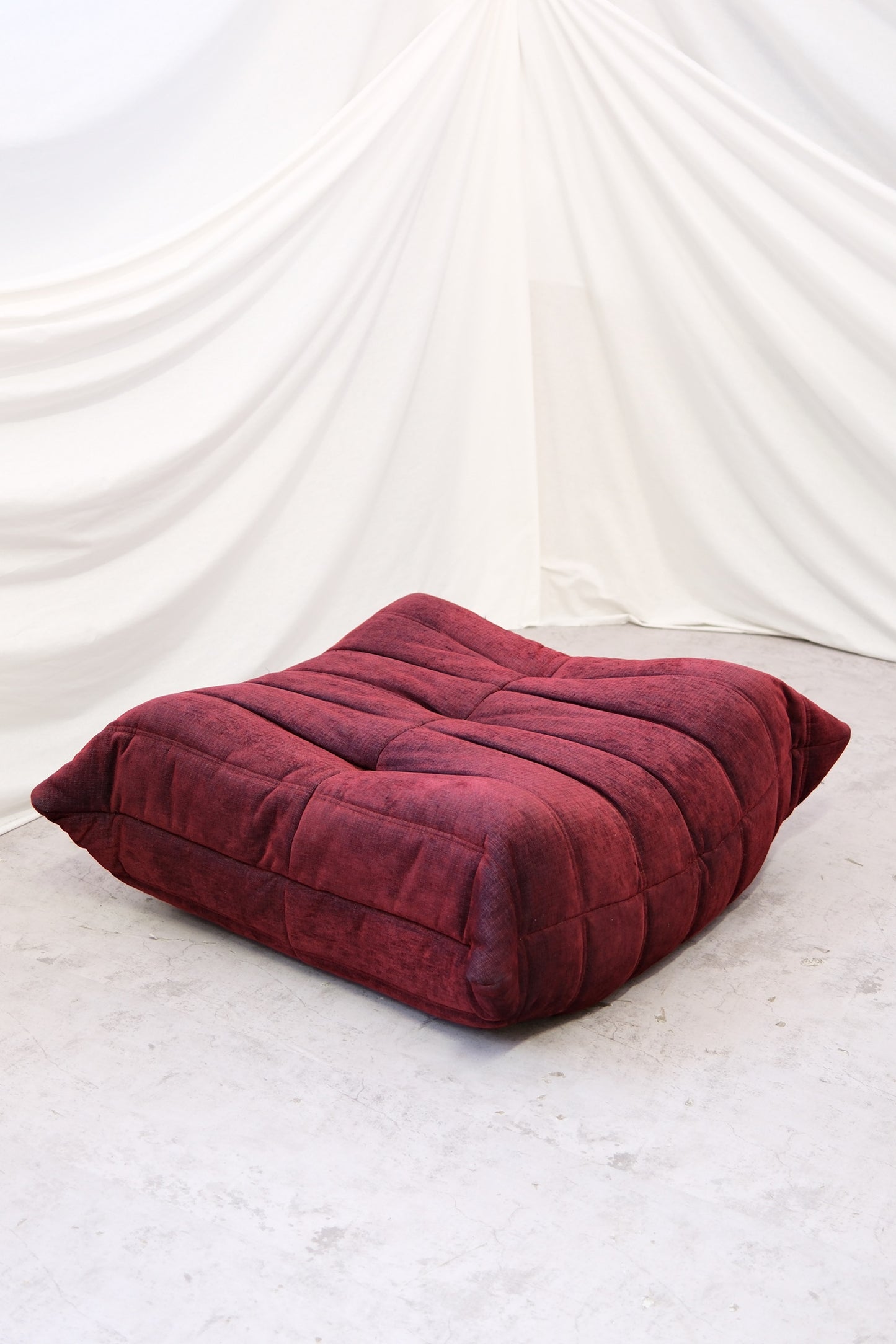 Ligne Roset Togo -kokonaisuus, viininpunainen