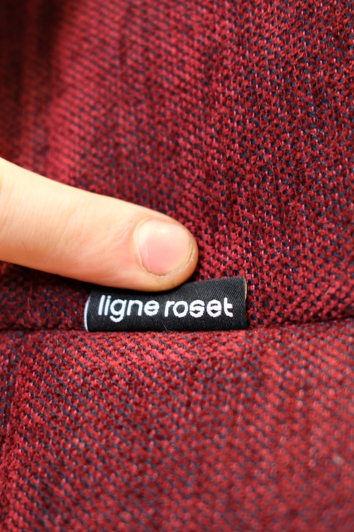 Ligne Roset Togo -kokonaisuus, viininpunainen