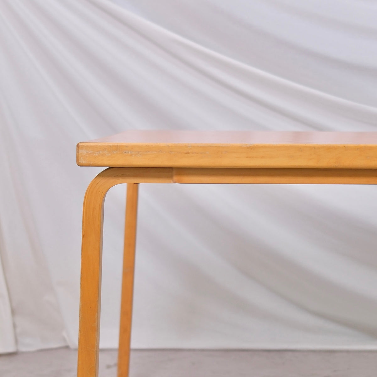 Alvar Aalto 81B -pöytä, valmistaja Artek, oranssi laminaattikansi