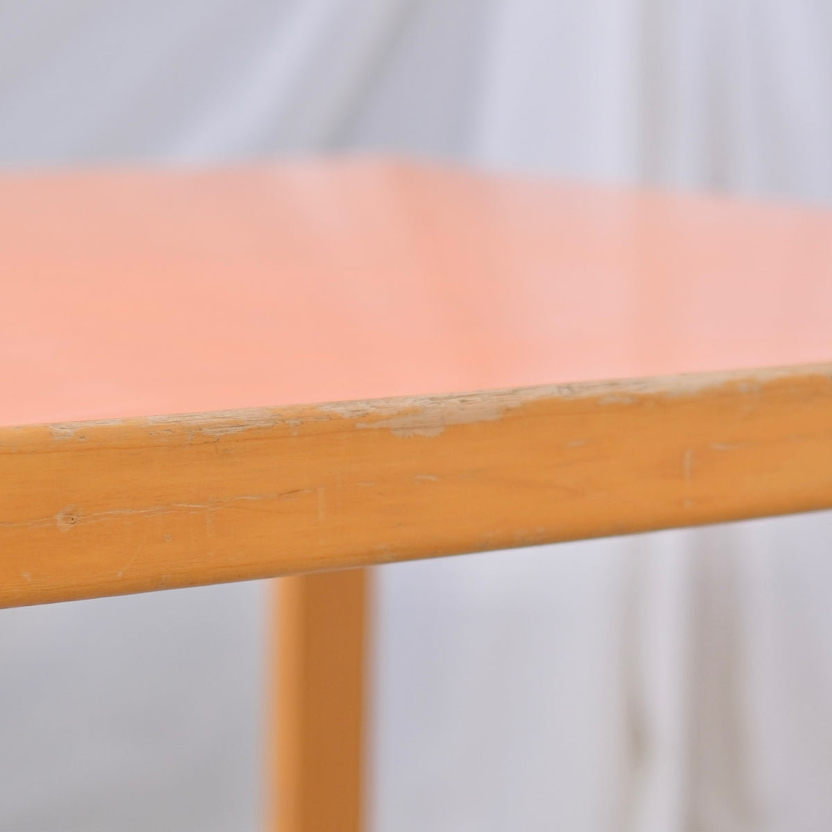 Alvar Aalto 81B -pöytä, valmistaja Artek, oranssi laminaattikansi