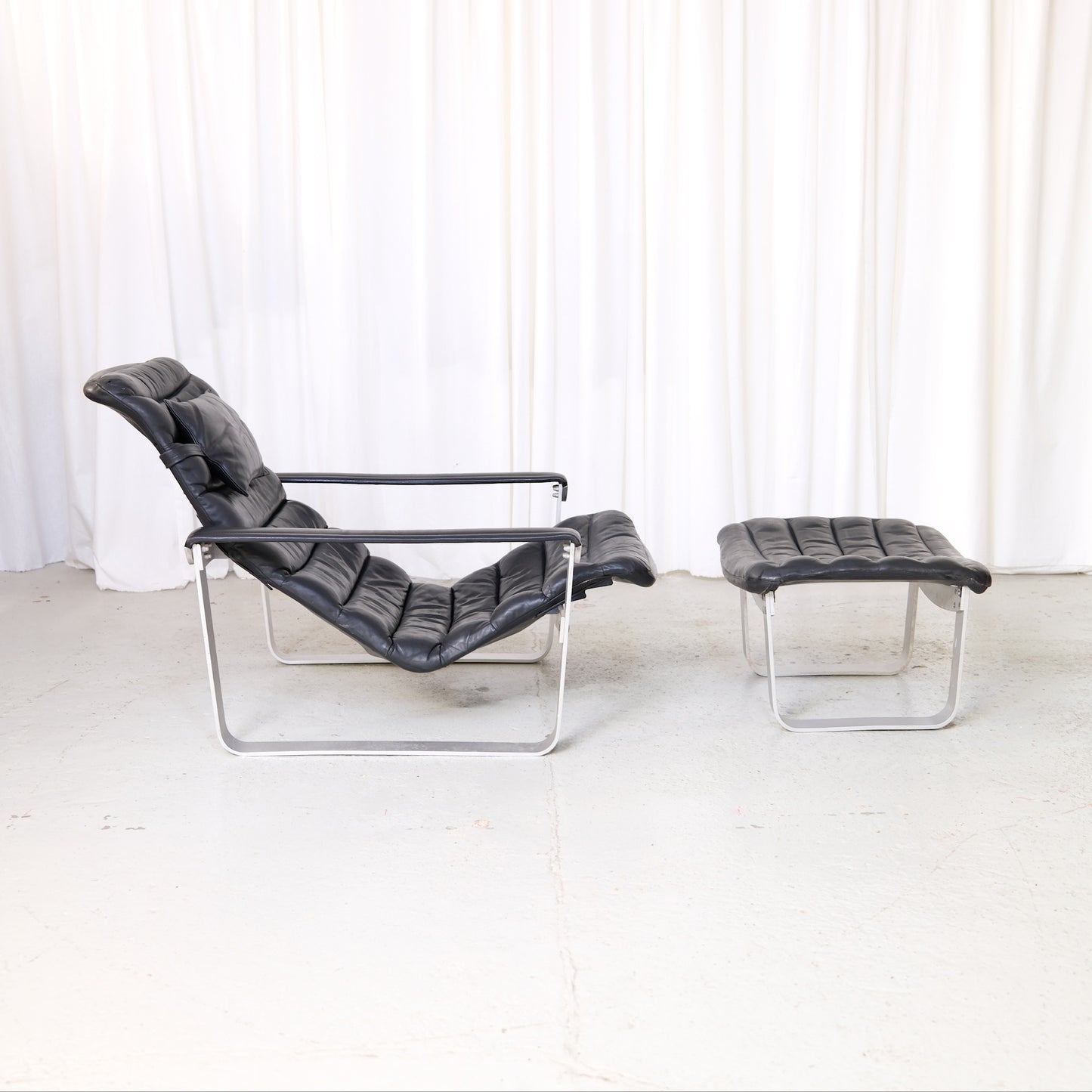 Ilmari Lappalainen Pulkka lounge chair with ottoman in black leather by Asko Export
