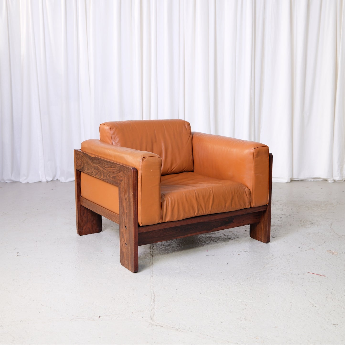 Tobia Scarpa Bastiano armchair with rosewood frame and cognac leather cushions, photographed in Pino Interiors showroom.
