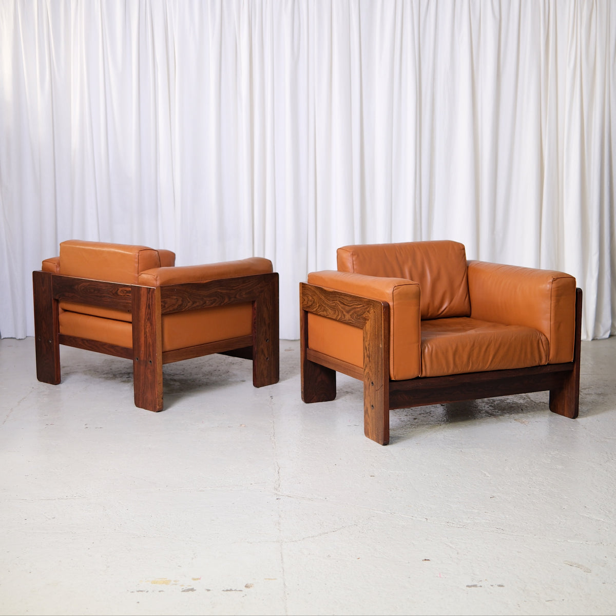 Tobia Scarpa Bastiano armchair with rosewood frame and cognac leather cushions, photographed in Pino Interiors showroom.