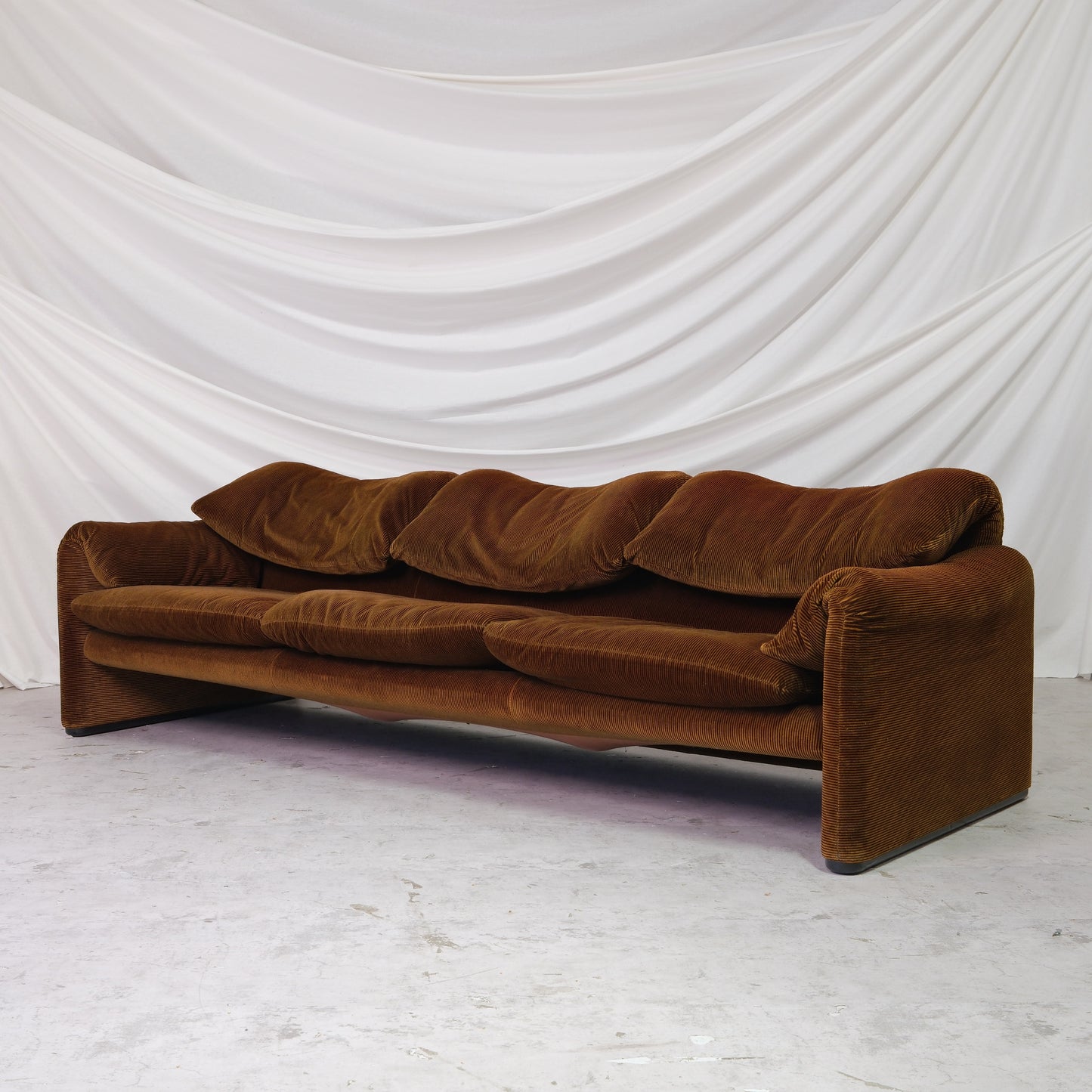 Vintage Vico Magistretti Maralunga 3-seater sofa for Cassina in original brown wool velvet upholstery with adjustable backrests. Worldwide shipping available.