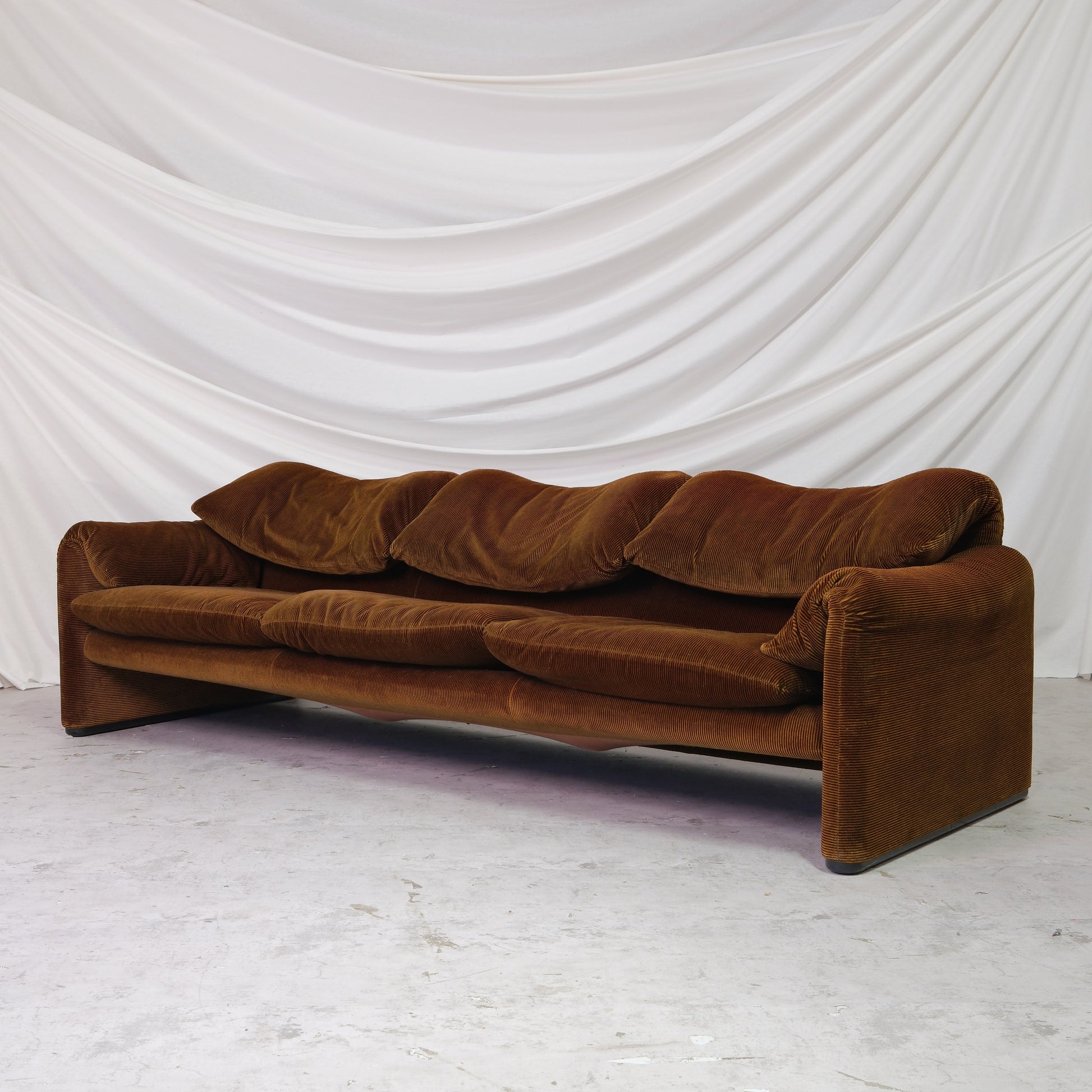 Vintage Vico Magistretti Maralunga 3-seater sofa for Cassina in original brown wool velvet upholstery with adjustable backrests. Worldwide shipping available.
