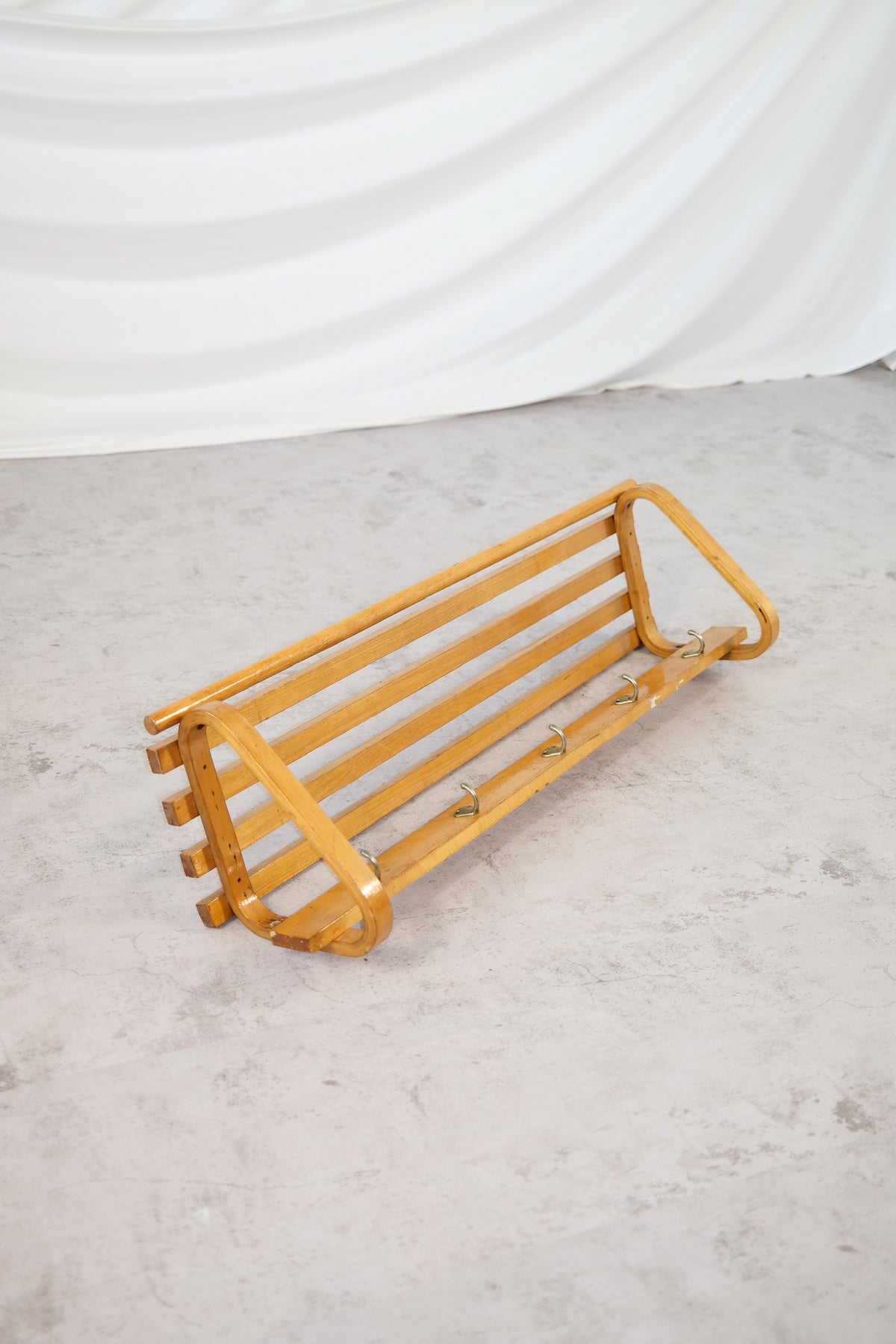 Vintage Artek 109 hat rack in 96 cm width. Compact Finnish hallway classic in solid birch. Worldwide shipping available.