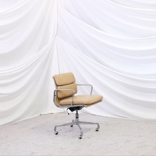 Vintage Charles & Ray Eames Soft Pad chair in beige leather with aluminum frame, castors, and tilt mechanism. Timeless office design. Worldwide shipping available.