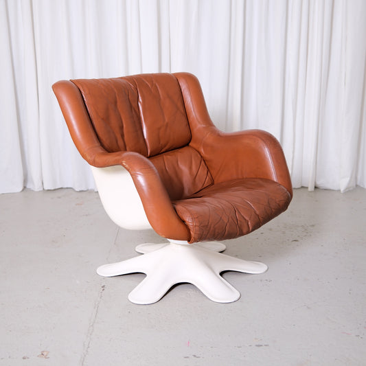 Vintage Yrjo Kukkapuro 418 Pikku Karuselli lounge chair for Haimi in brown leather with white fibreglass shell photographed in studio.