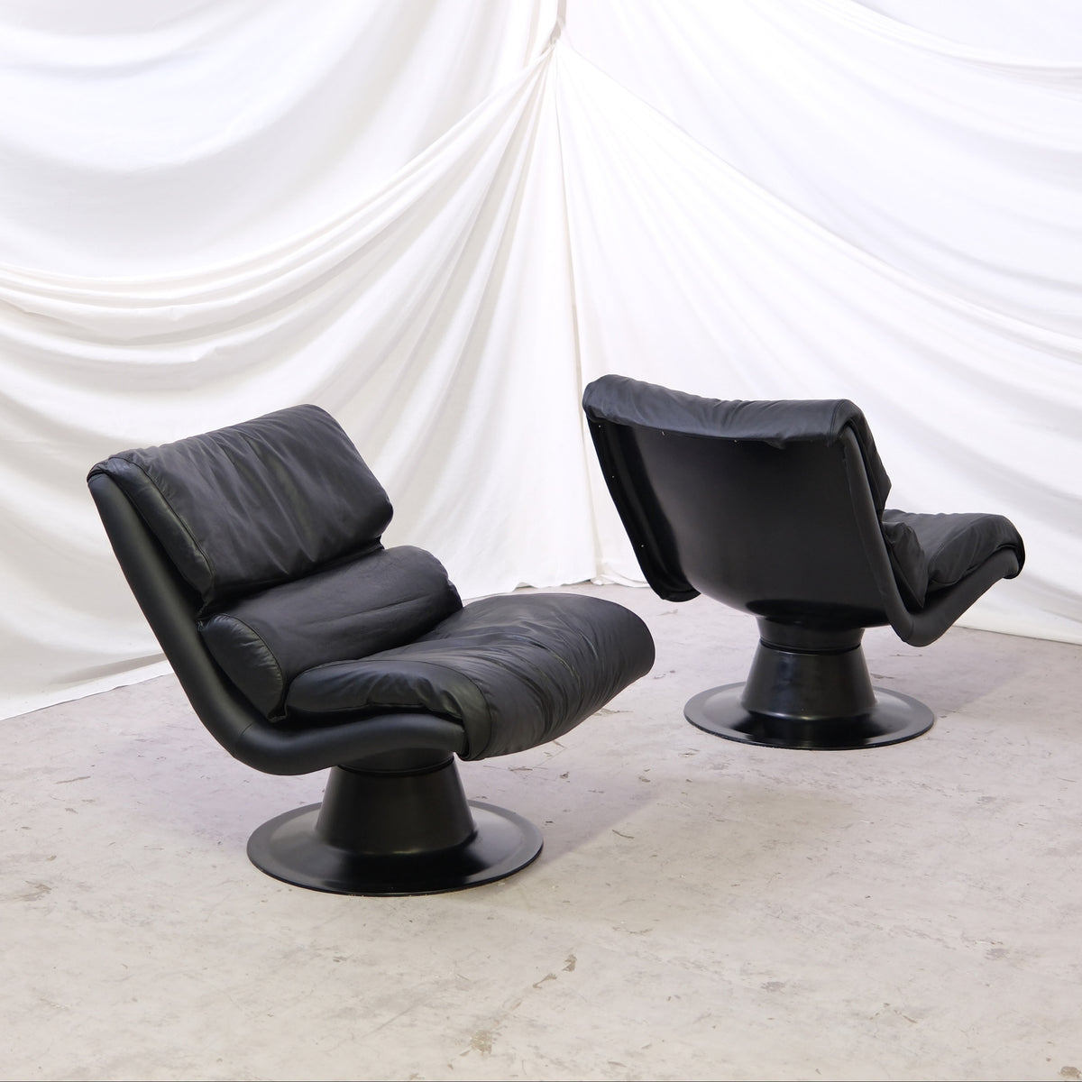 Vintage Yrjö Kukkapuro Saturnus lounge chair in black with fresh leather upholstery. Swivel base. Excellent condition. 2 available. Worldwide shipping.