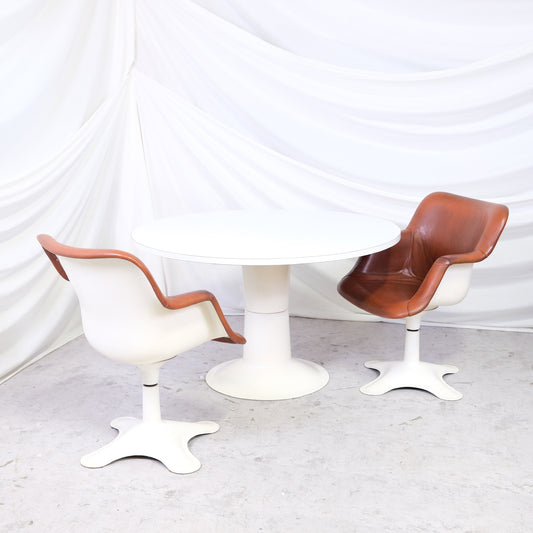 Vintage Yrjö Kukkapuro Saturnus table for Haimi in white. Size 120 x 120 cm, height 72 cm. Very clean condition for its age. Worldwide shipping available.
