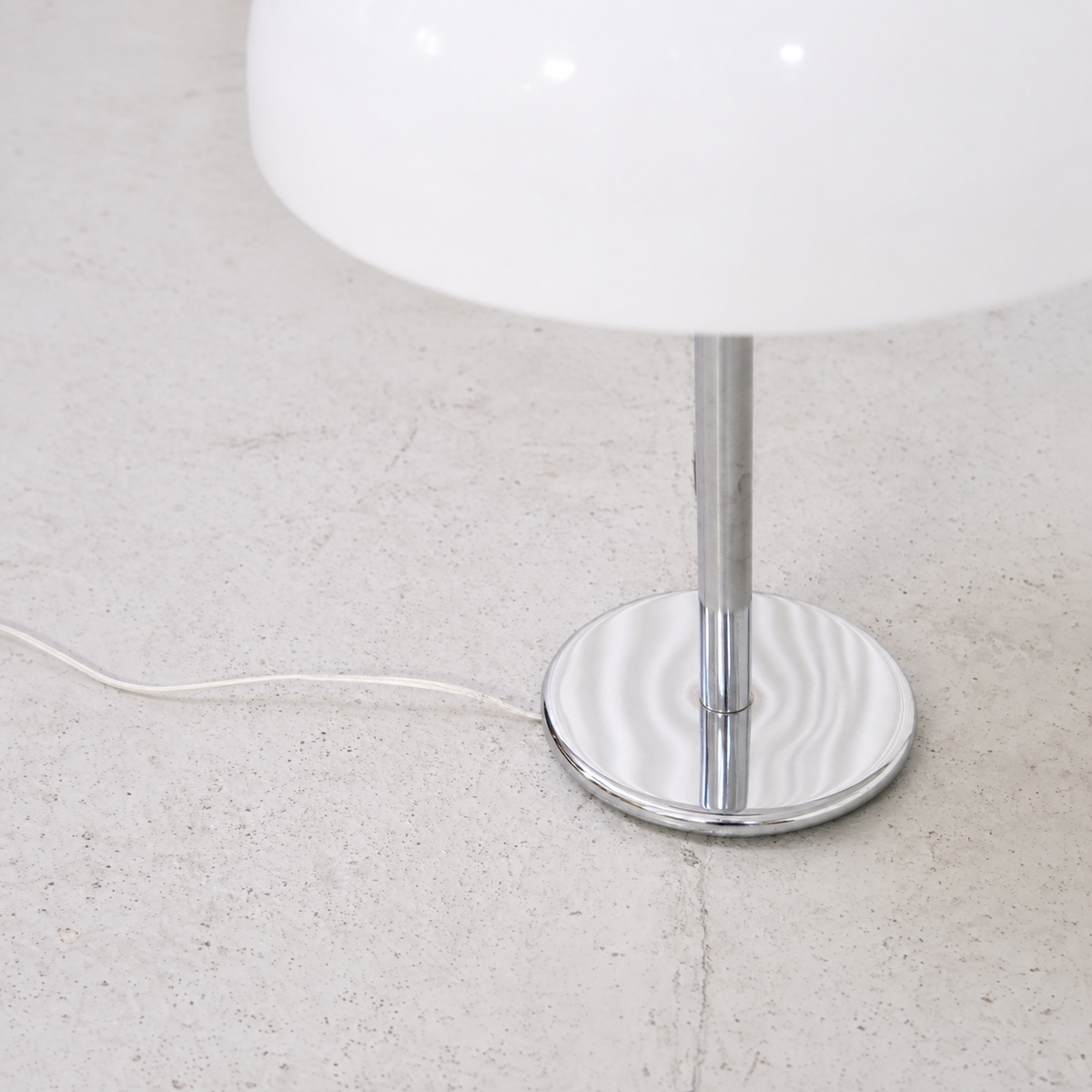 Chrome-coloured stem and base of Senior 940-147 table lamp