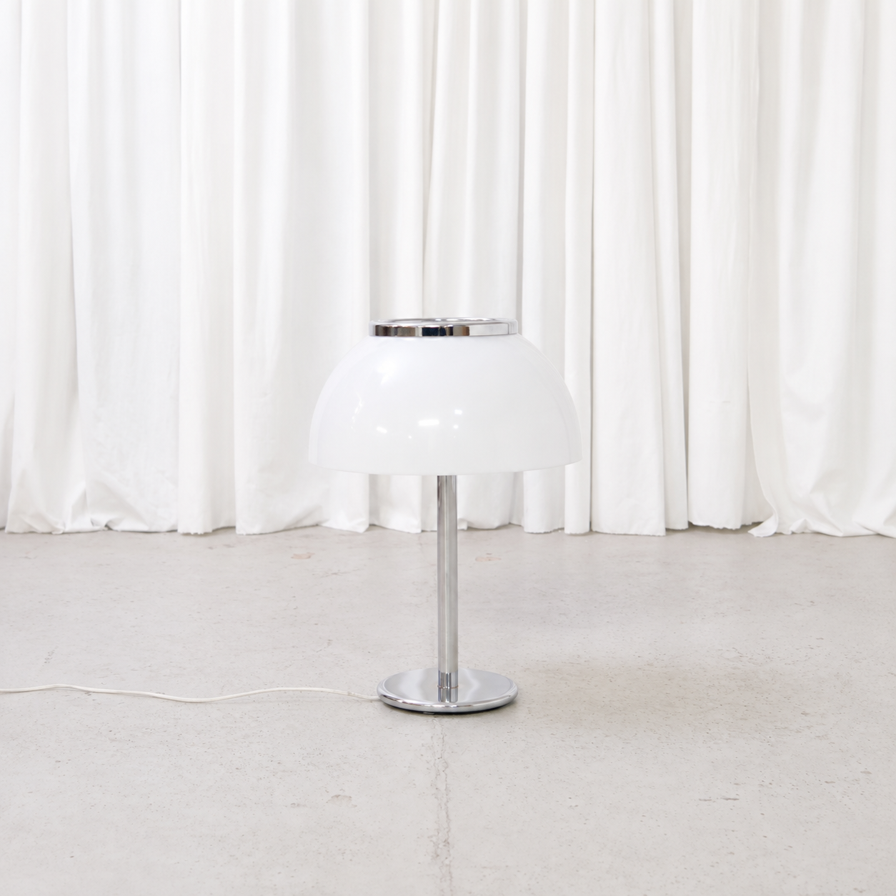 White Senior 940-147 table lamp by Heikki Turunen, front view