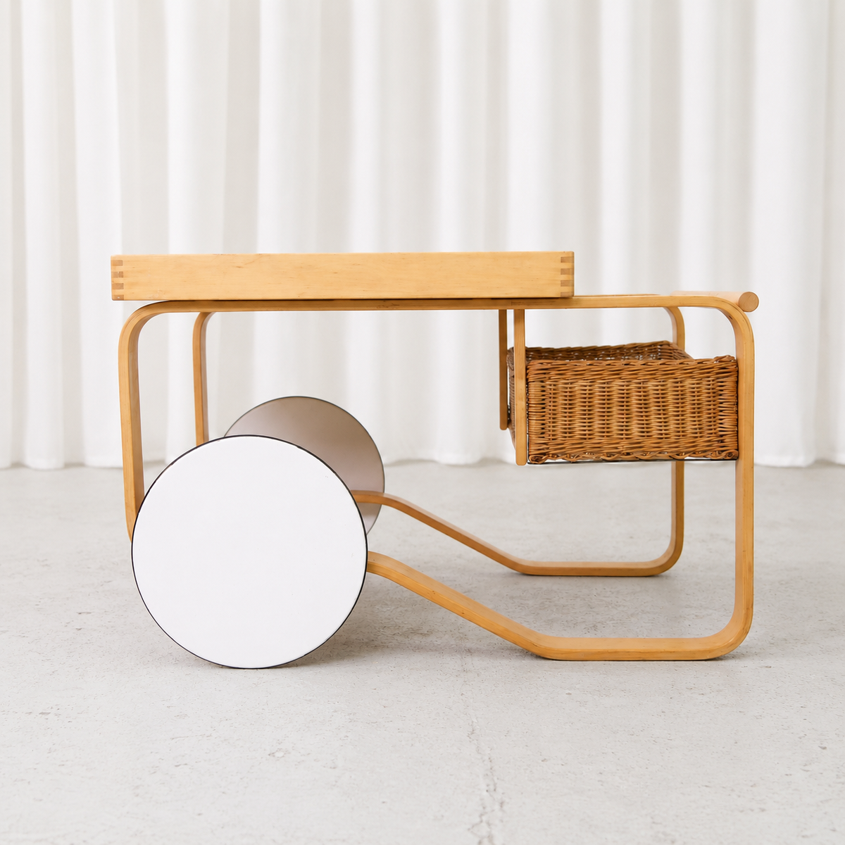 Alvar Aalto Artek 900 -teetarjoiluvaunu, mustat keraamiset laatat