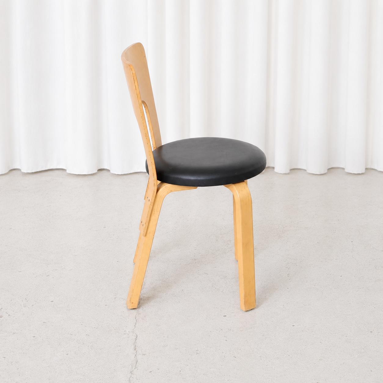 Artek tuoli 66, koivu ja musta nahkaistuin – Alvar Aalto