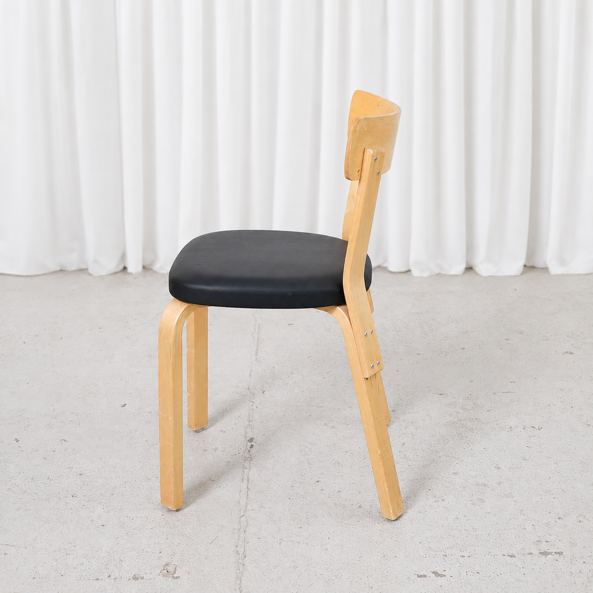 Alvar Aalto 69 -tuoli, valmistaja Artek, musta verhoilu