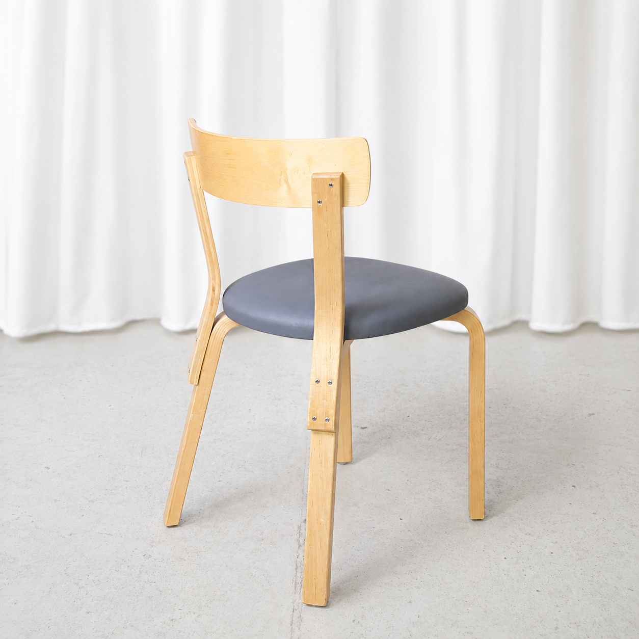Artek tuoli 69, harmaa verhoilu – Alvar Aalto