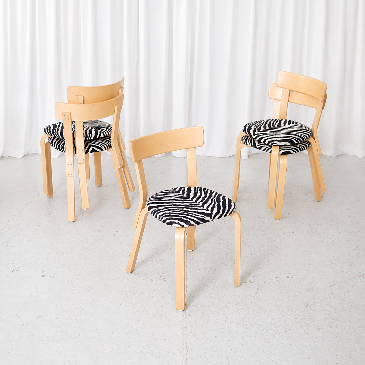 Alvar Aalto 69 -tuoli, valmistaja Artek, Zebra-verhoilu