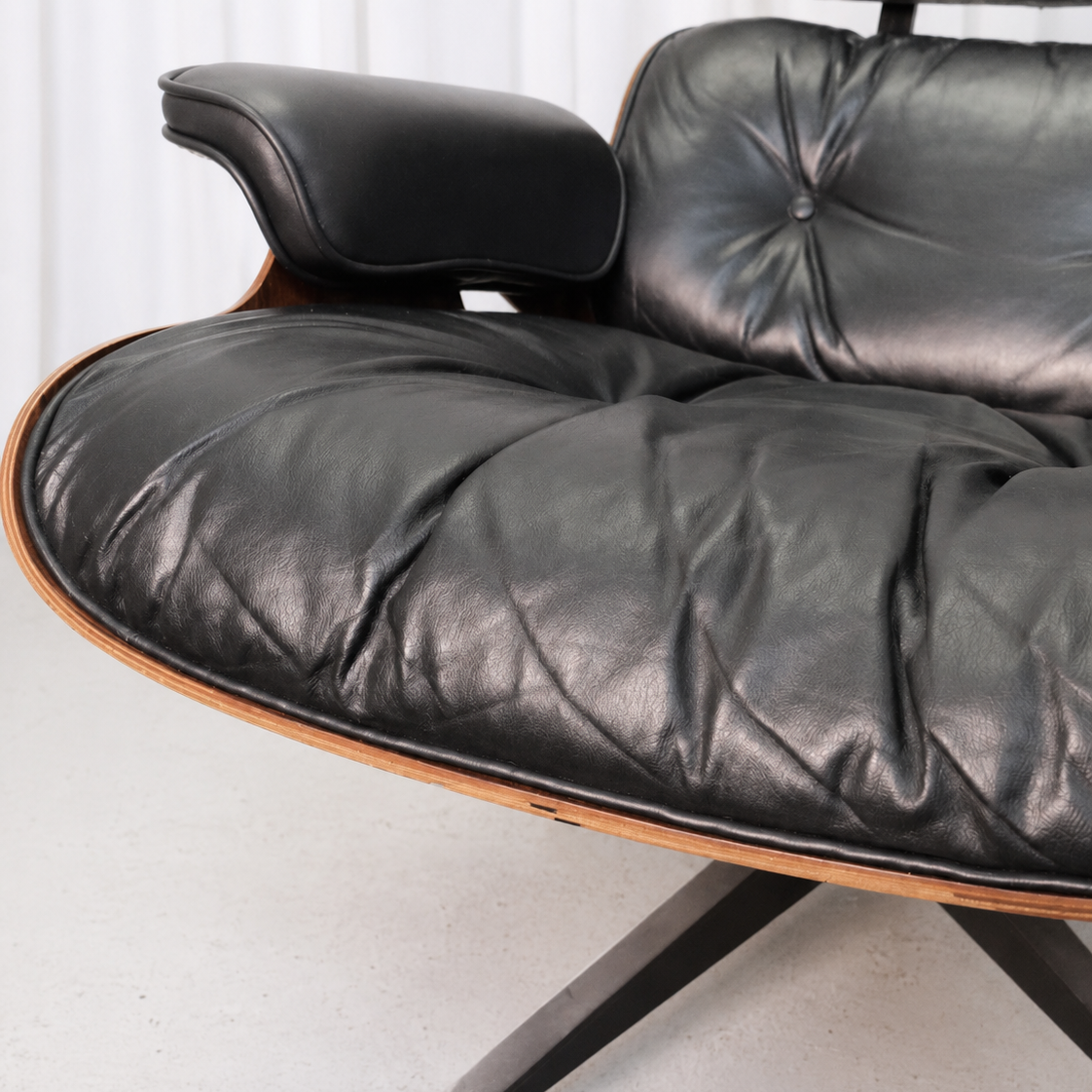 Eames Lounge Chair and Ottoman by Herman Miller in Rosewood and Black Leather