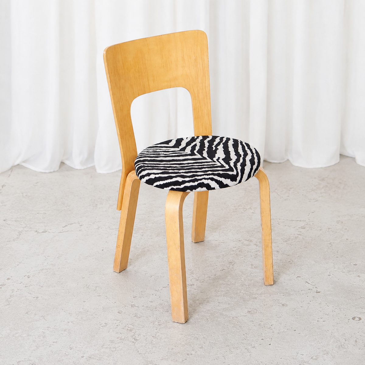 Alvar Aalto 66 -tuoli, valmistaja Artek, Zebra-verhoilu