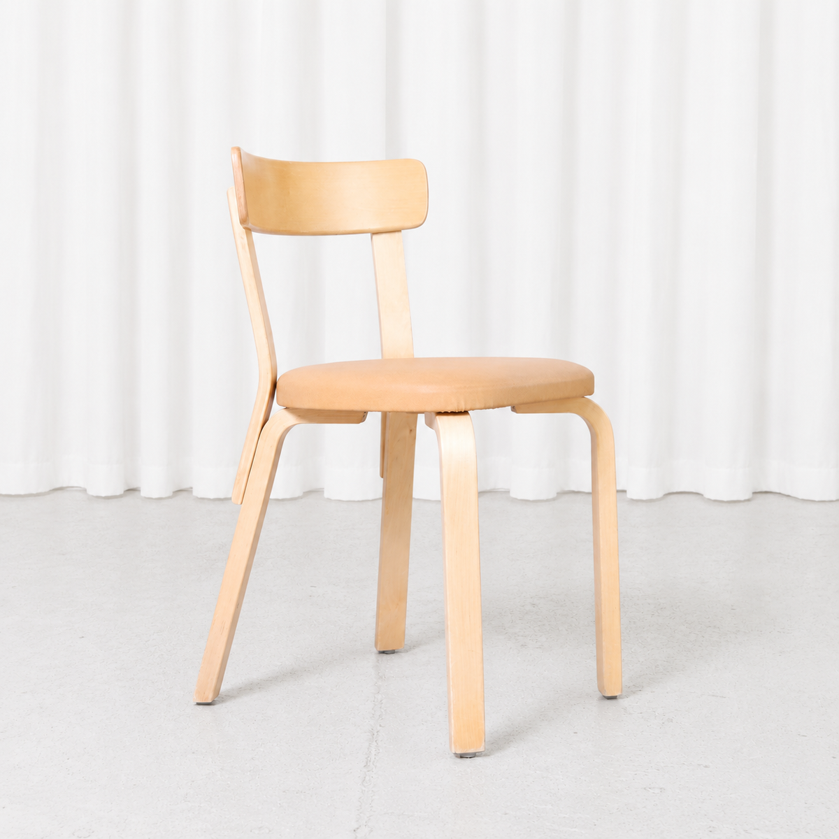 Artek tuoli 69, koivu ja beige verhoilu – Alvar Aalto